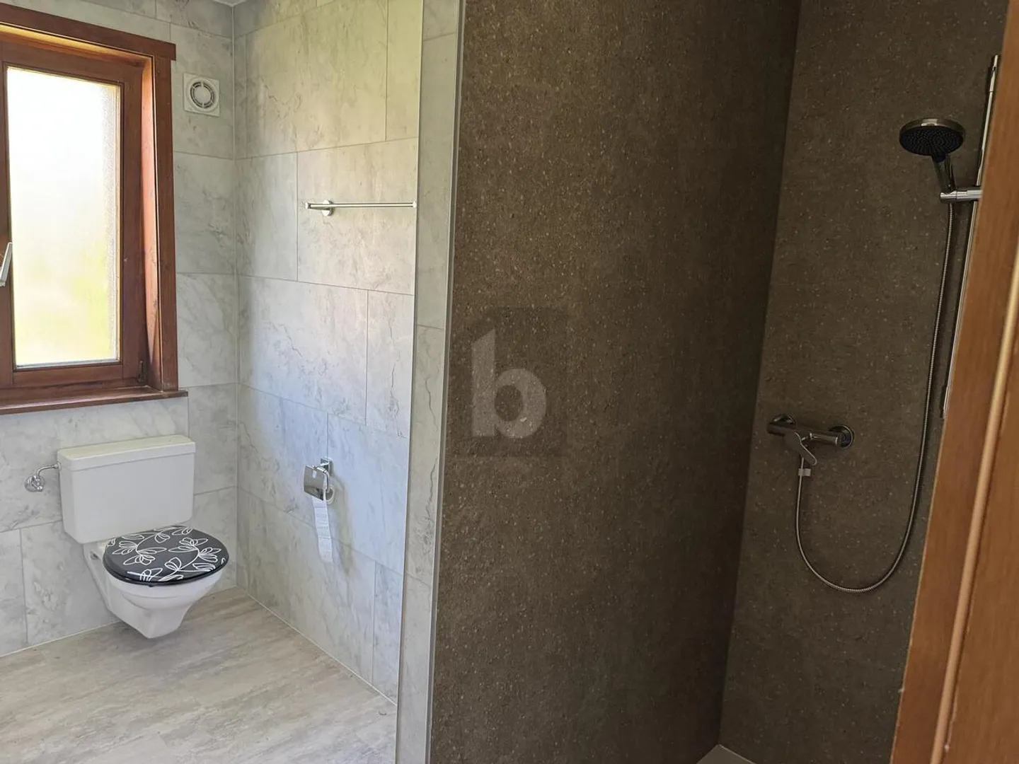VOLLSTÄNDIG RENOVIERT UND RUHIG - Foto 5 von 6