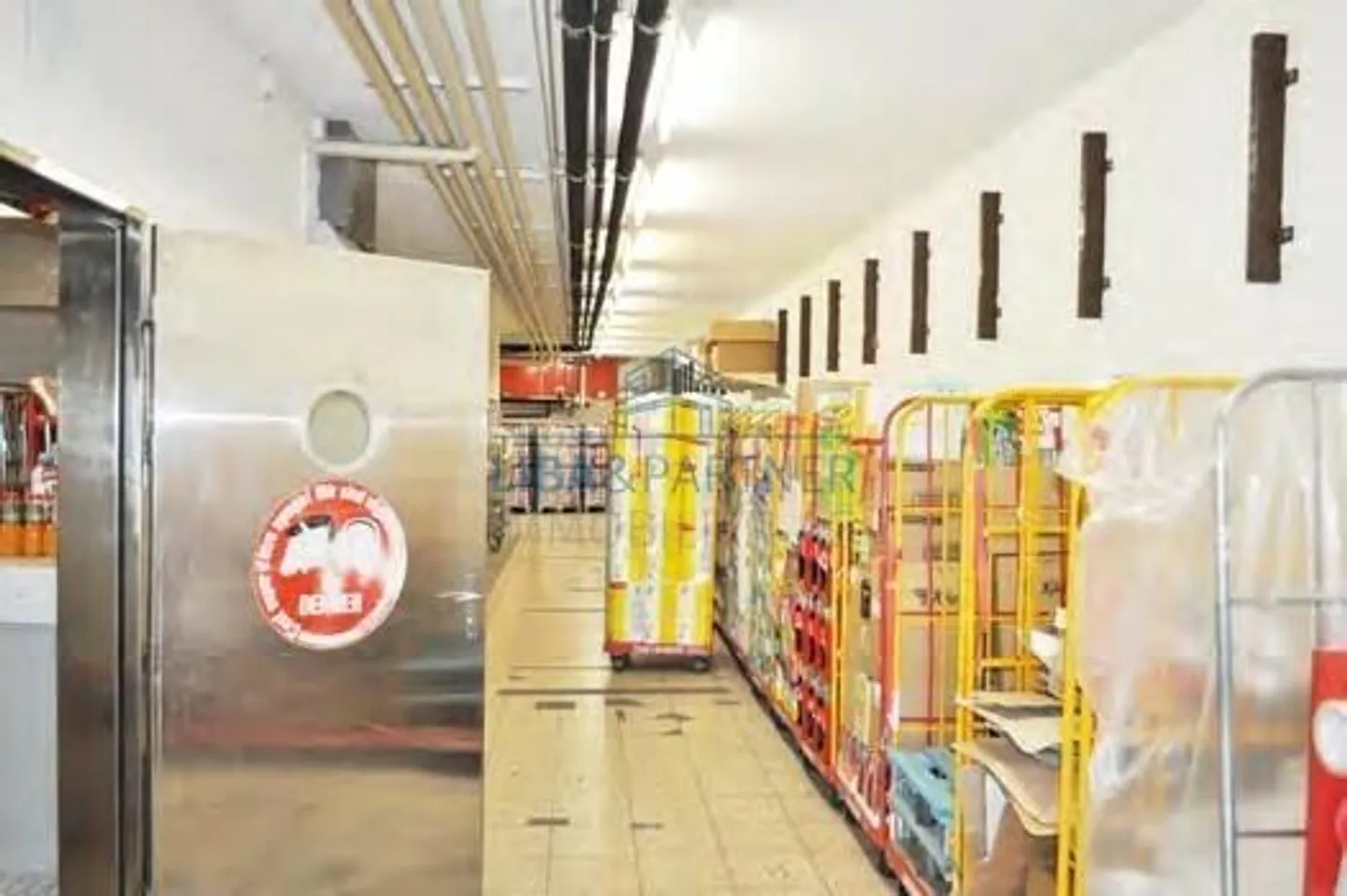 Edificio commerciale e residenziale attraente con potenziale di sviluppo - Foto 7 di 13