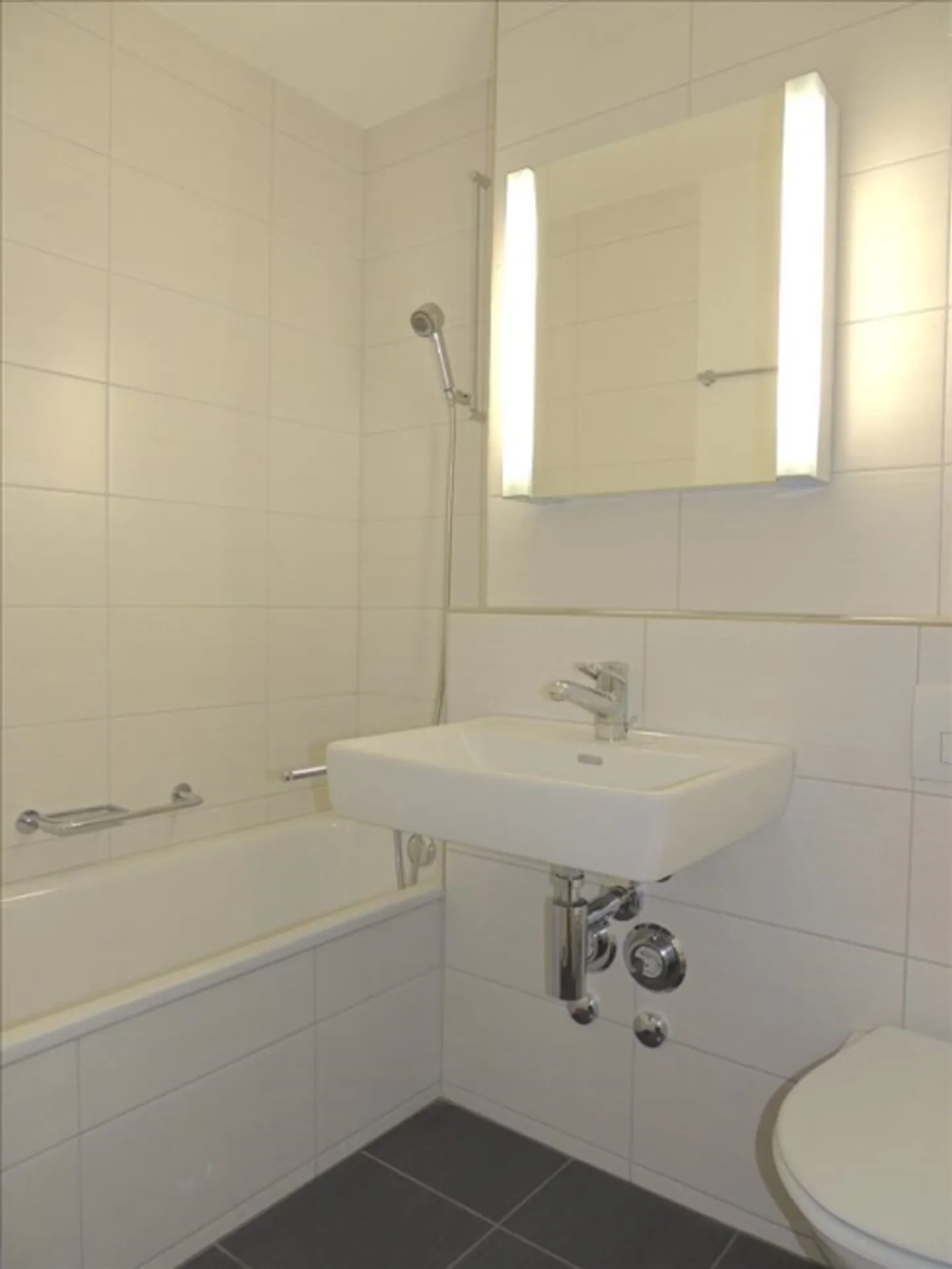 Charming Apartment with Balcony - Photo 4 of 5