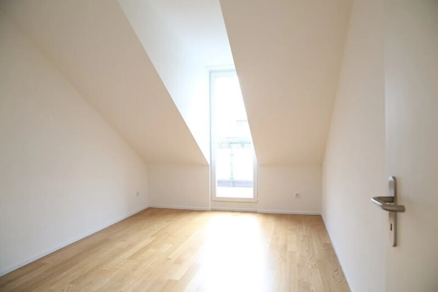 Moderne Dachgeschosswohnung mit Charme - Foto 3 von 9