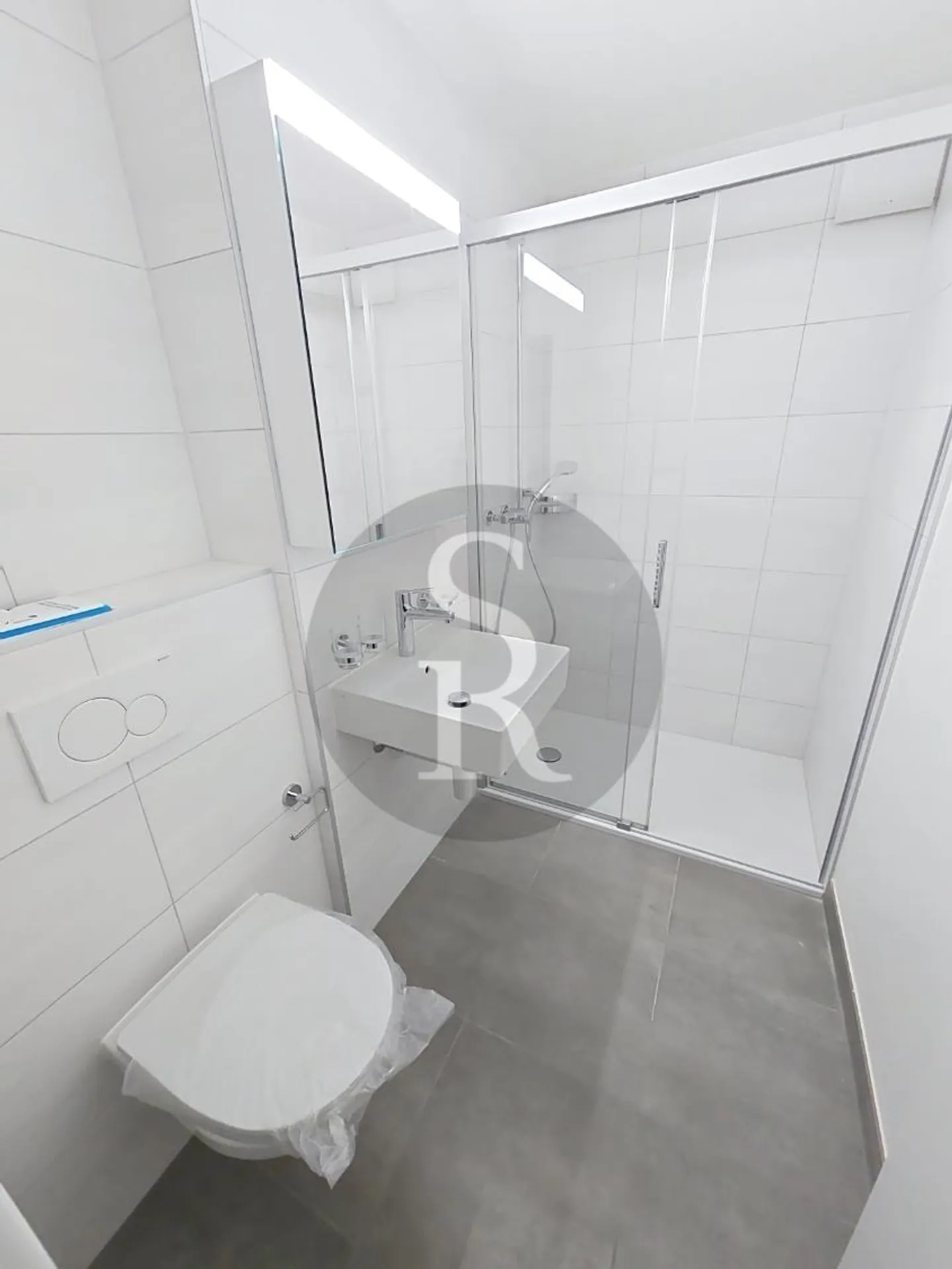 Appartement rénové au rez-de-chaussée - Photo 1 sur 5