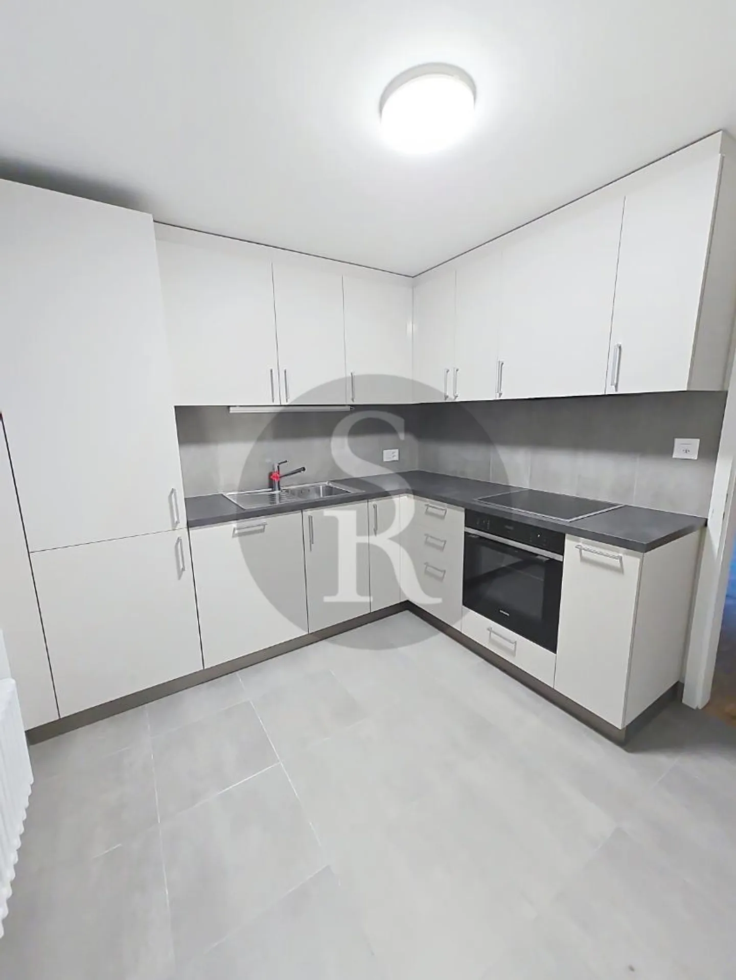 Appartement rénové au rez-de-chaussée - Photo 2 sur 5