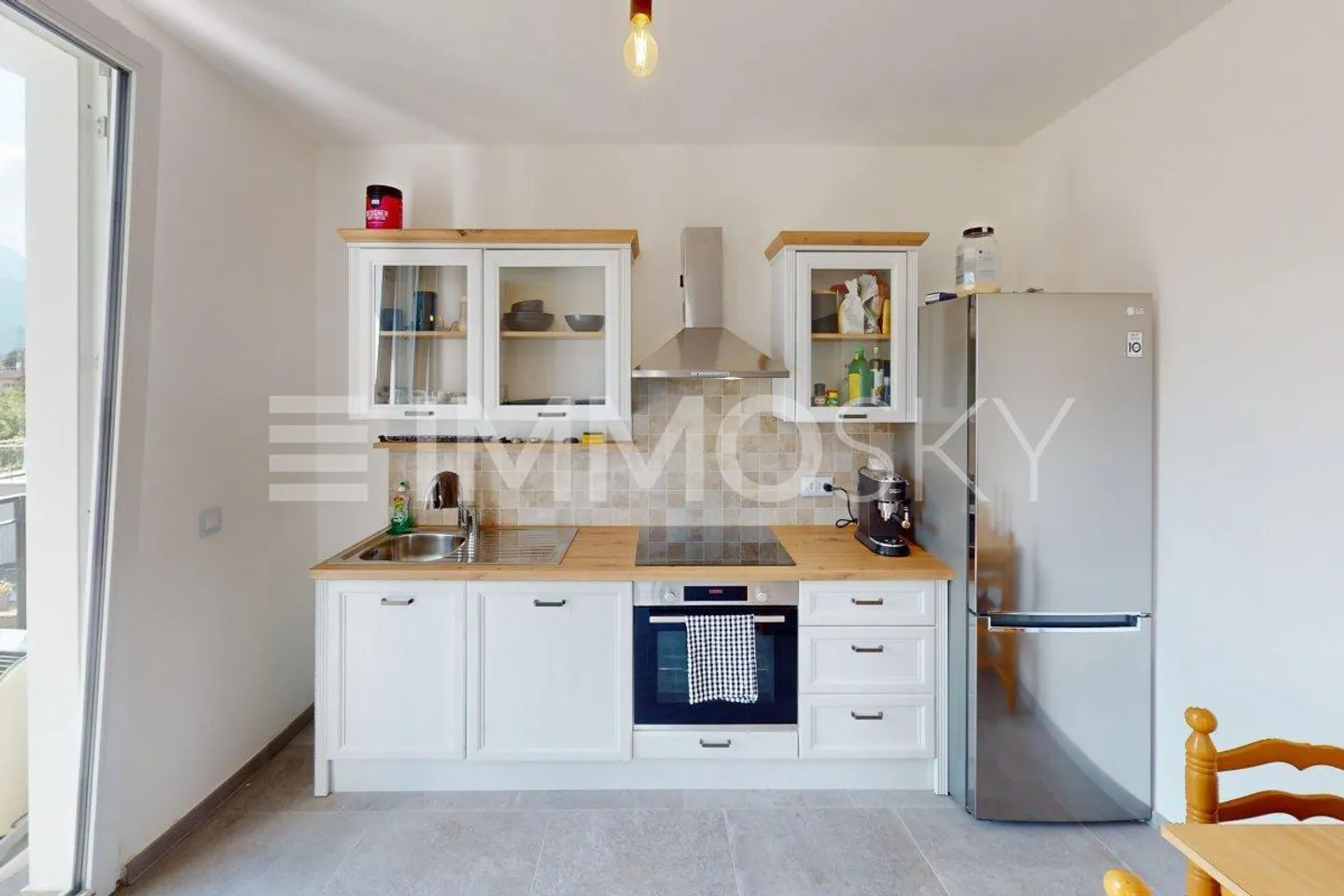 Sunny and renovated - Photo 3 of 5