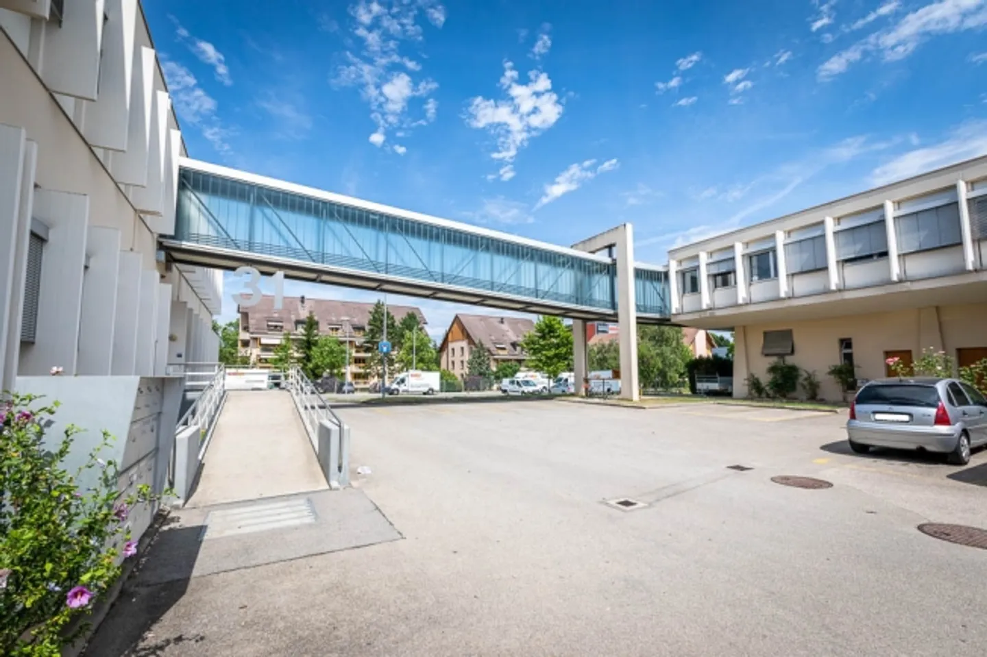 "Plug & Play" Offices of 21m2 Very Well Located in Gland - Photo 2 of 3