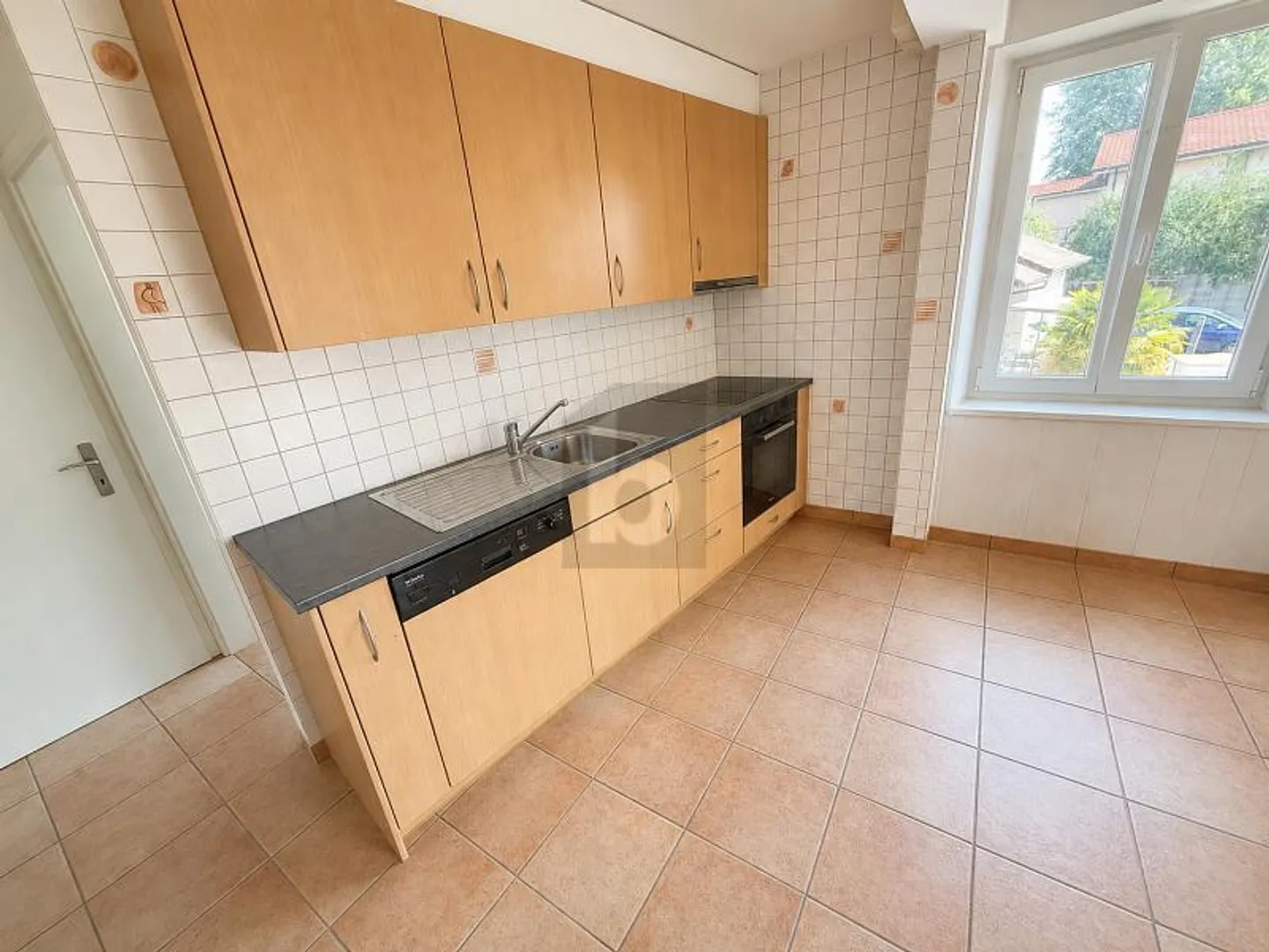 SPACIOUS 5 ROOMS WITH BEAUTIFUL VOLUMES - Photo 2 of 5