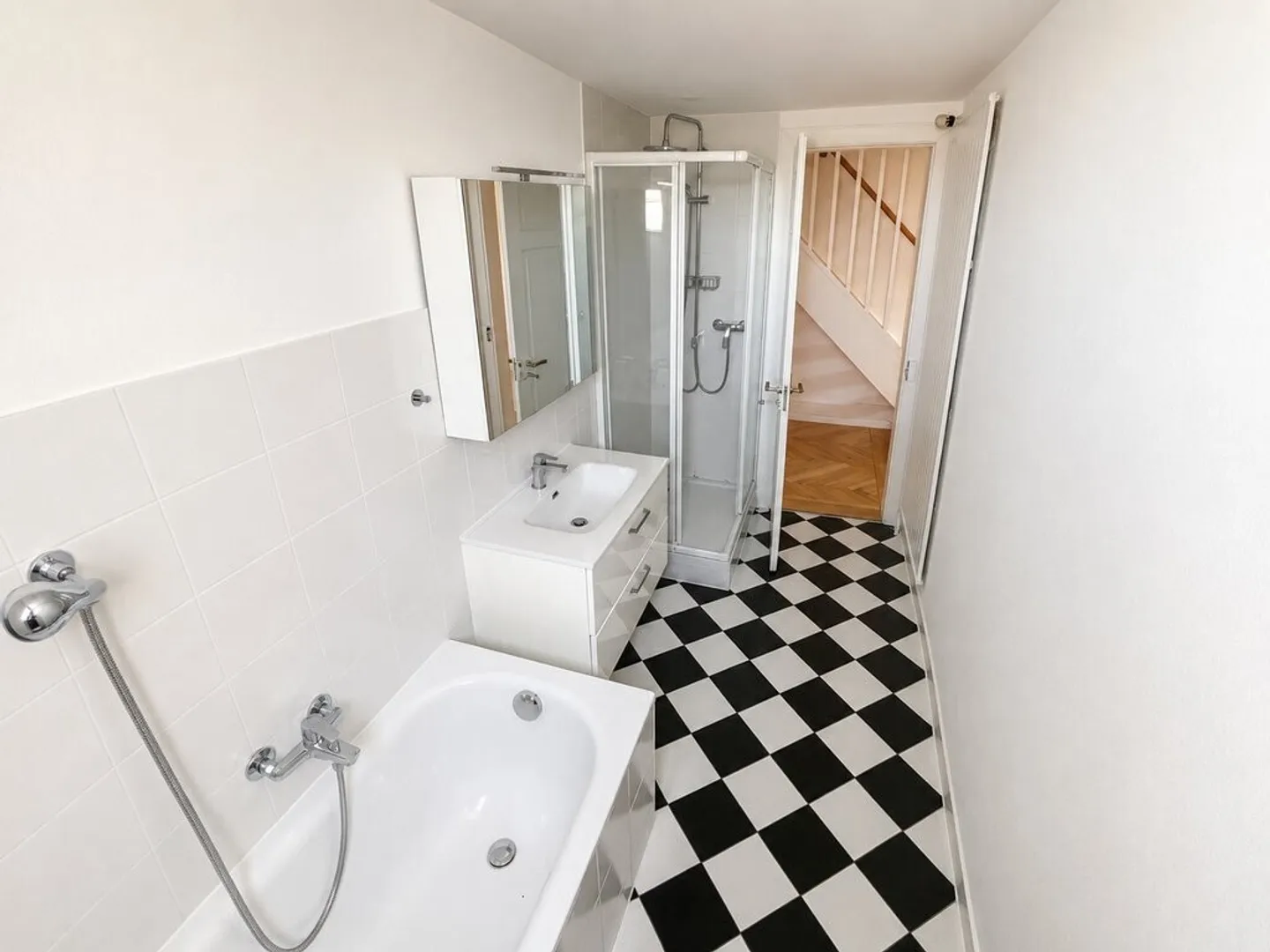 Appartement unique de 5,5 pièces avec terrasse sur le toit et grand grenier - Photo 3 sur 12