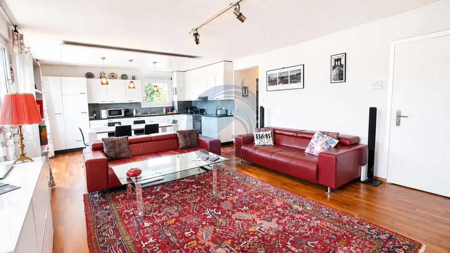 BEL APPARTAMENTO D'ANGOLO CON 3 STANZE E BALCONE - VICINO ALLE RIVE DEL LAGO - Foto 2 di 15