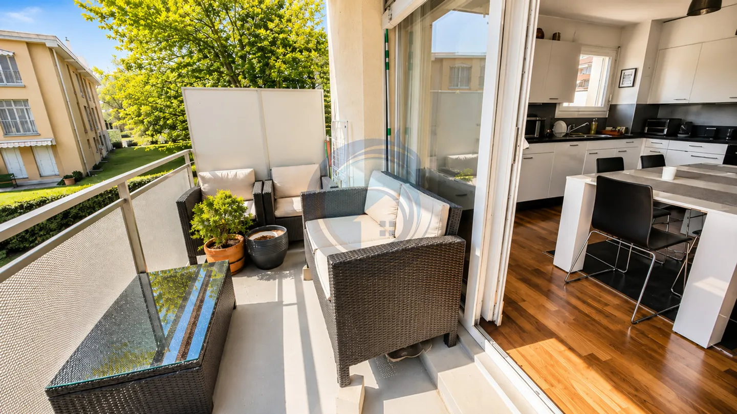 BEL APPARTAMENTO D'ANGOLO CON 3 STANZE E BALCONE - VICINO ALLE RIVE DEL LAGO - Foto 10 di 15