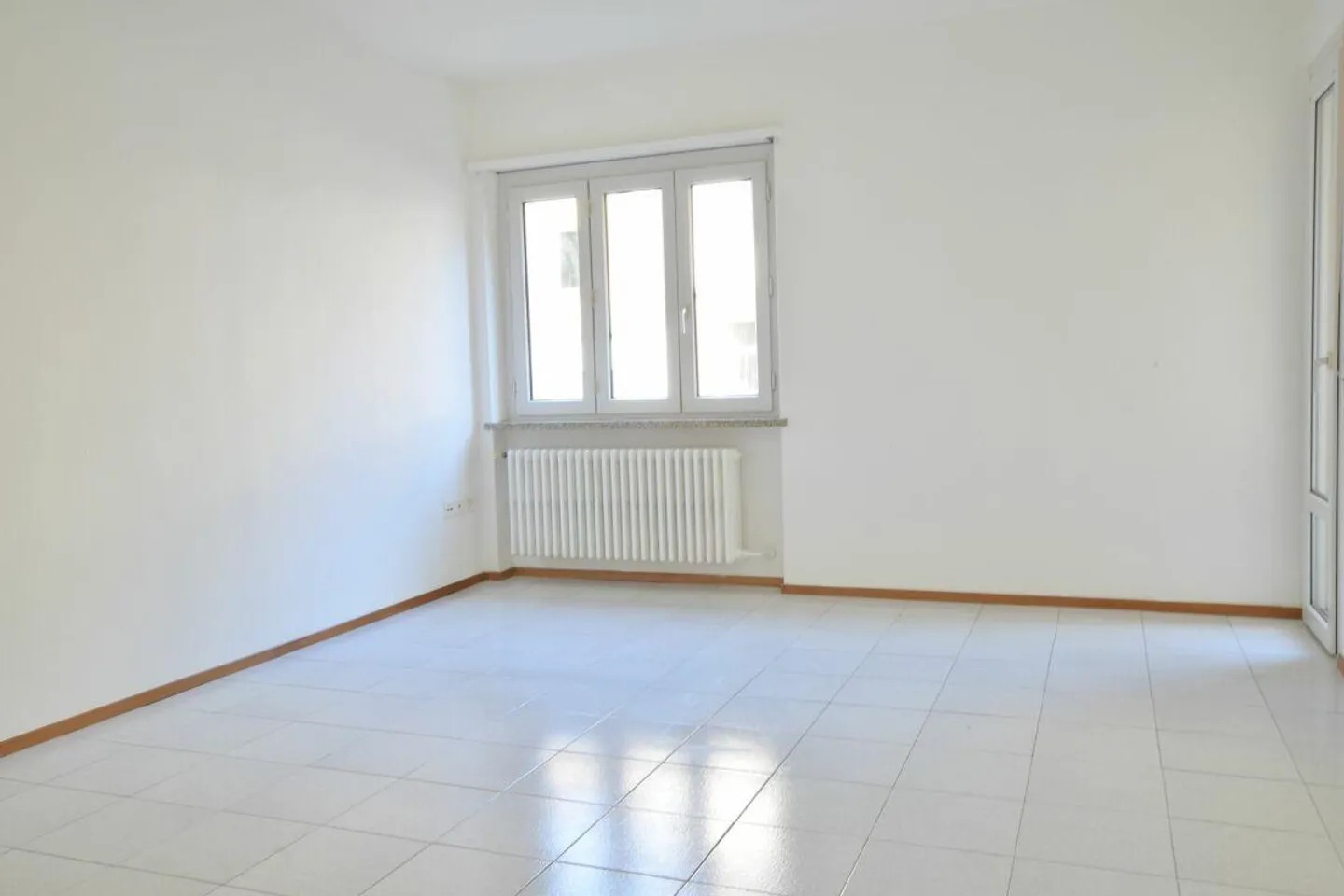 Bright 4.5-room partially renovated apartment for rent - Photo 1 of 7