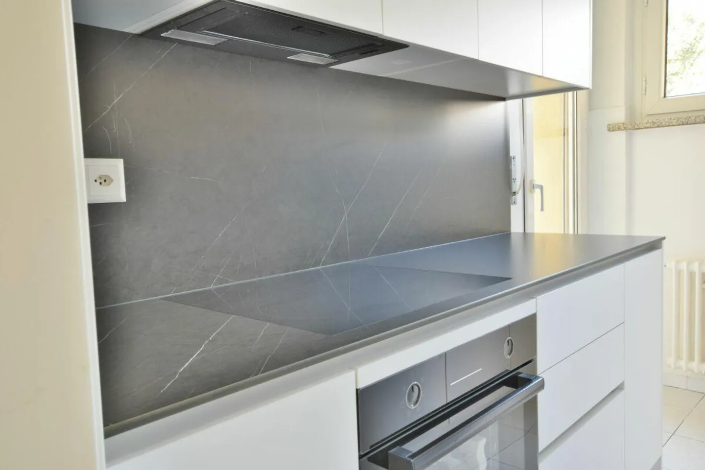 Bright 4.5-room partially renovated apartment for rent - Photo 2 of 7