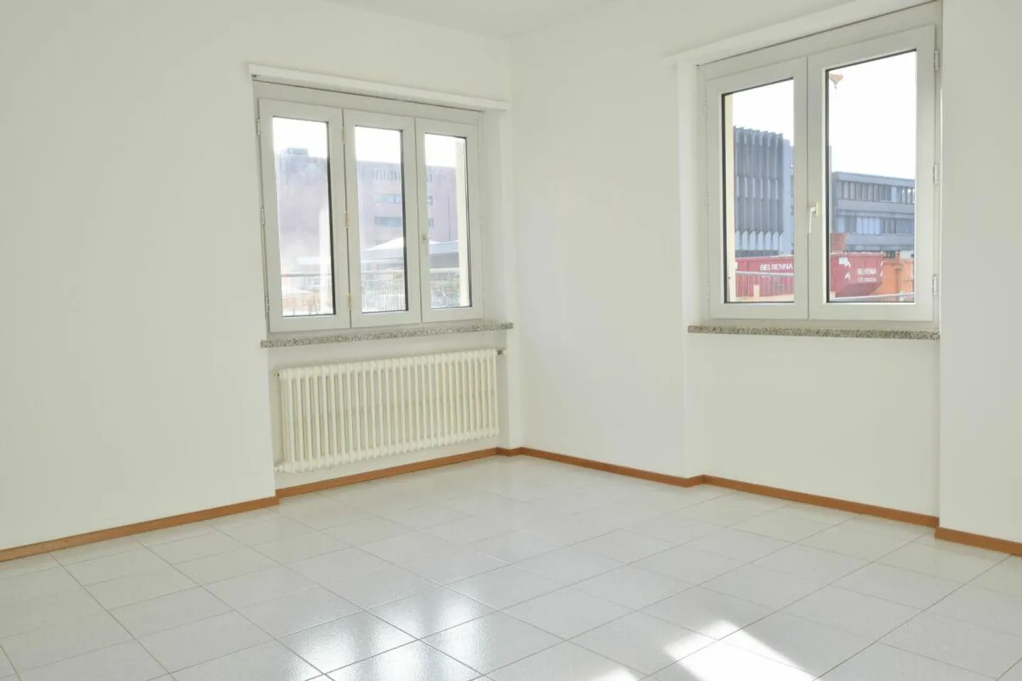 Bright 4.5-room partially renovated apartment for rent - Photo 5 of 7