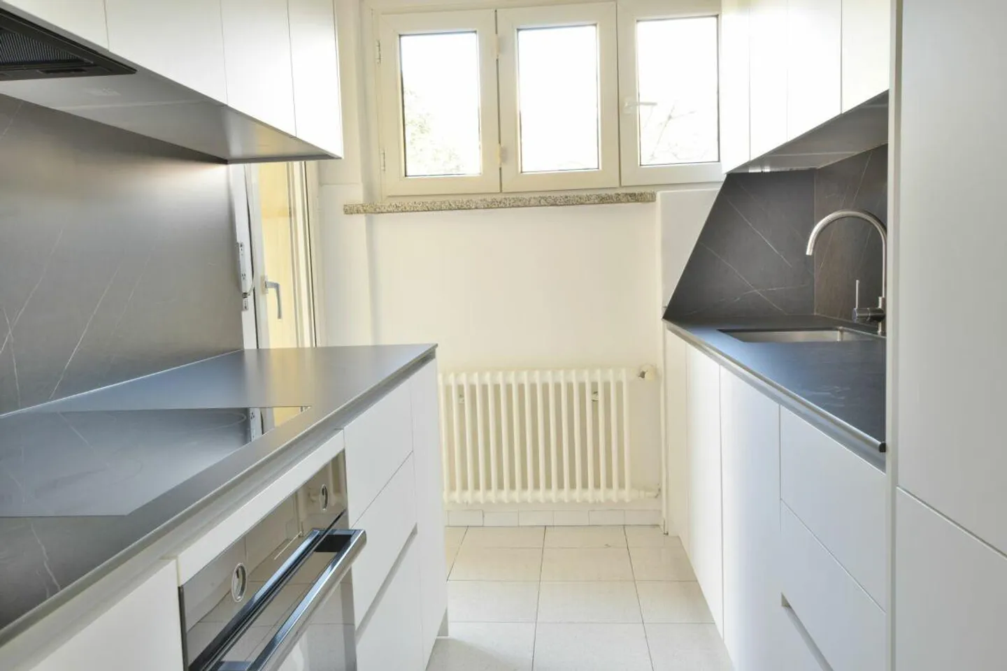 Bright 4.5-room partially renovated apartment for rent - Photo 3 of 7