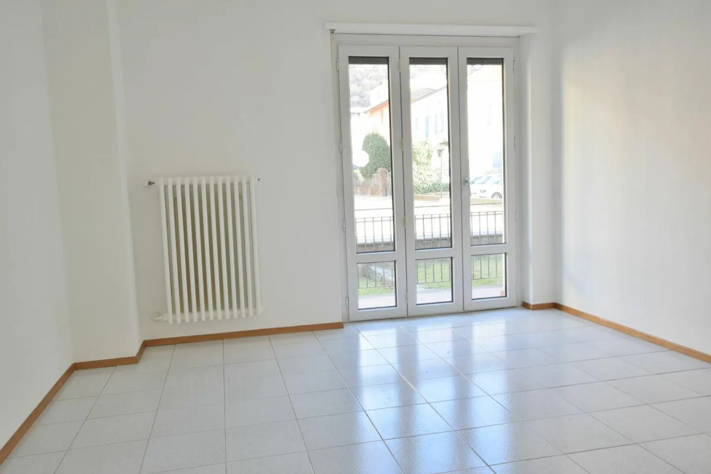 Bright 4.5-room partially renovated apartment for rent - Photo 4 of 7