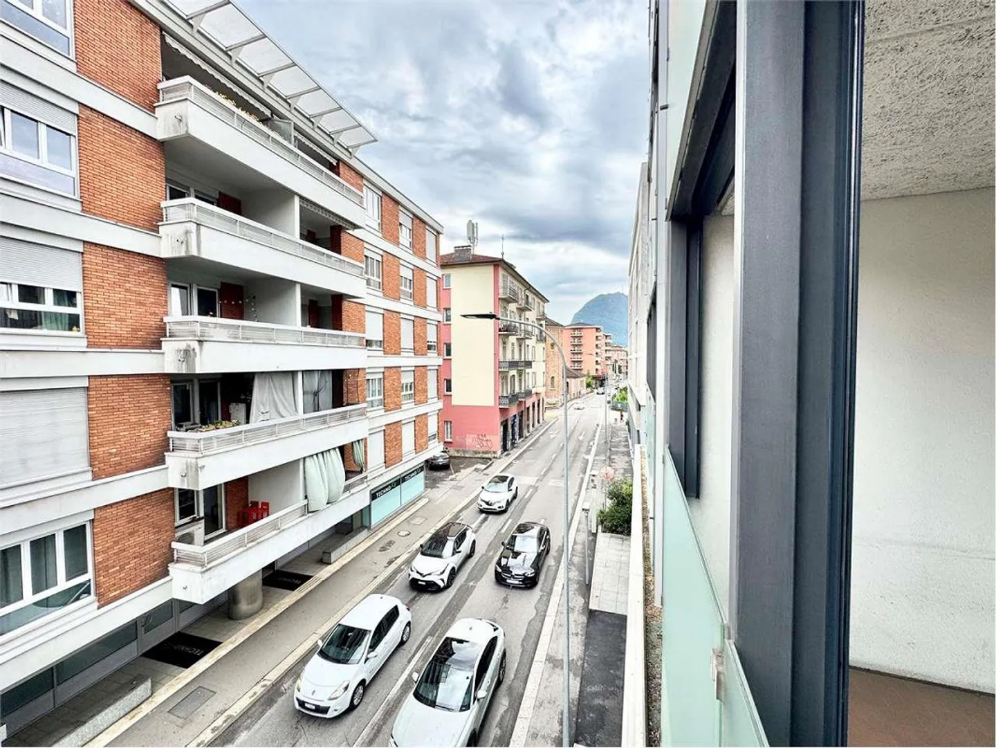 Helles und geräumiges zentrales Büro in Lugano in einer stark frequentierten Gegend - Foto 2 von 4