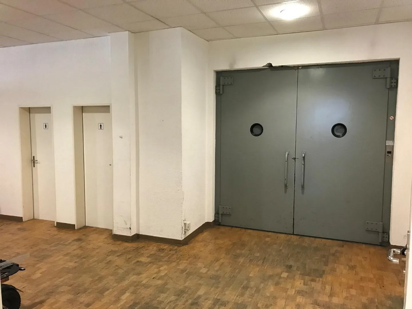 Locaux commerciaux de 626 m2 dans un emplacement central - Photo 3 sur 4