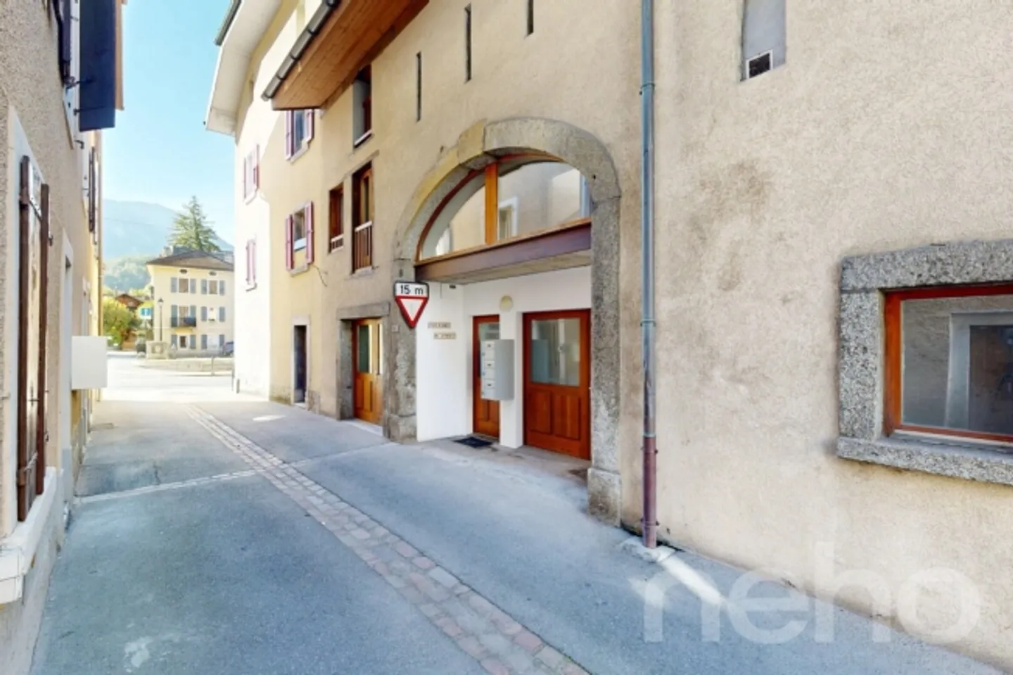Exclusive renovated triplex of 3.5 rooms in the center of Bex - Photo 1 of 12