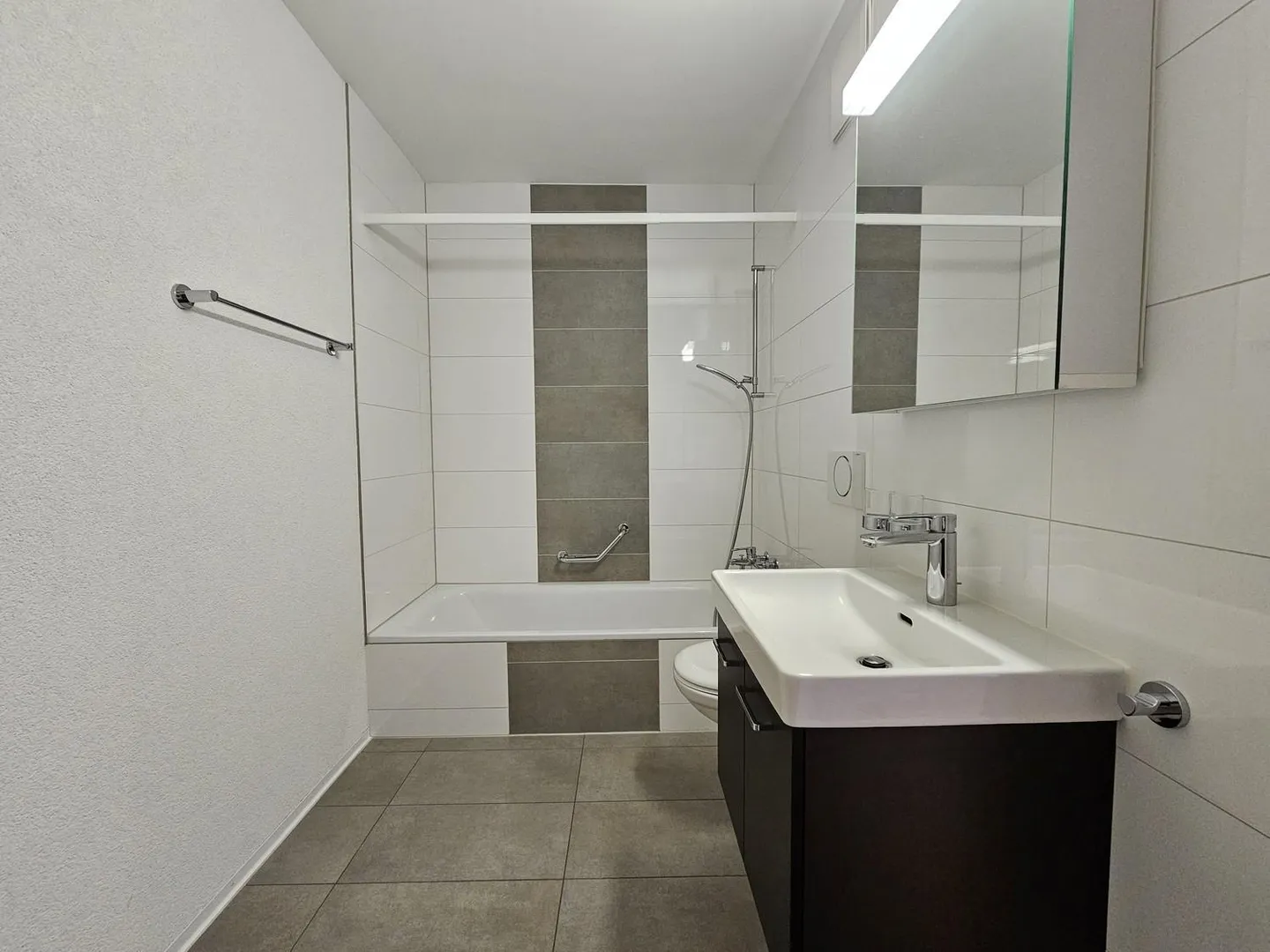 Large Modern Apartment with 4.5 Rooms and Balcony - Photo 5 of 12