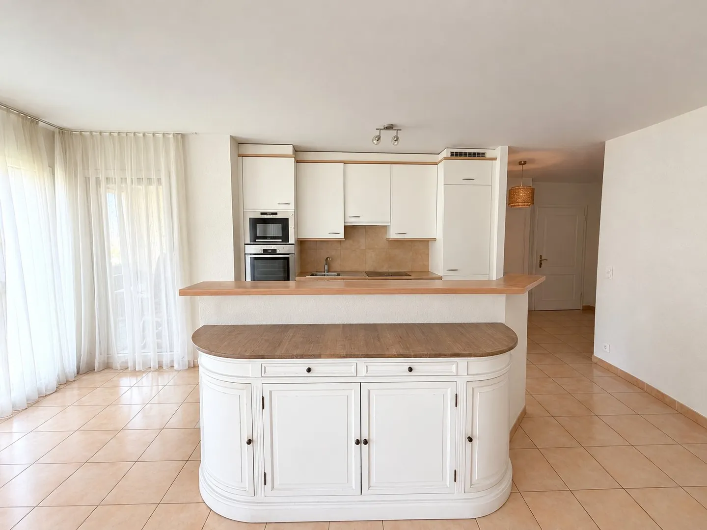 Appartement spacieux avec vue - Photo 2 sur 8