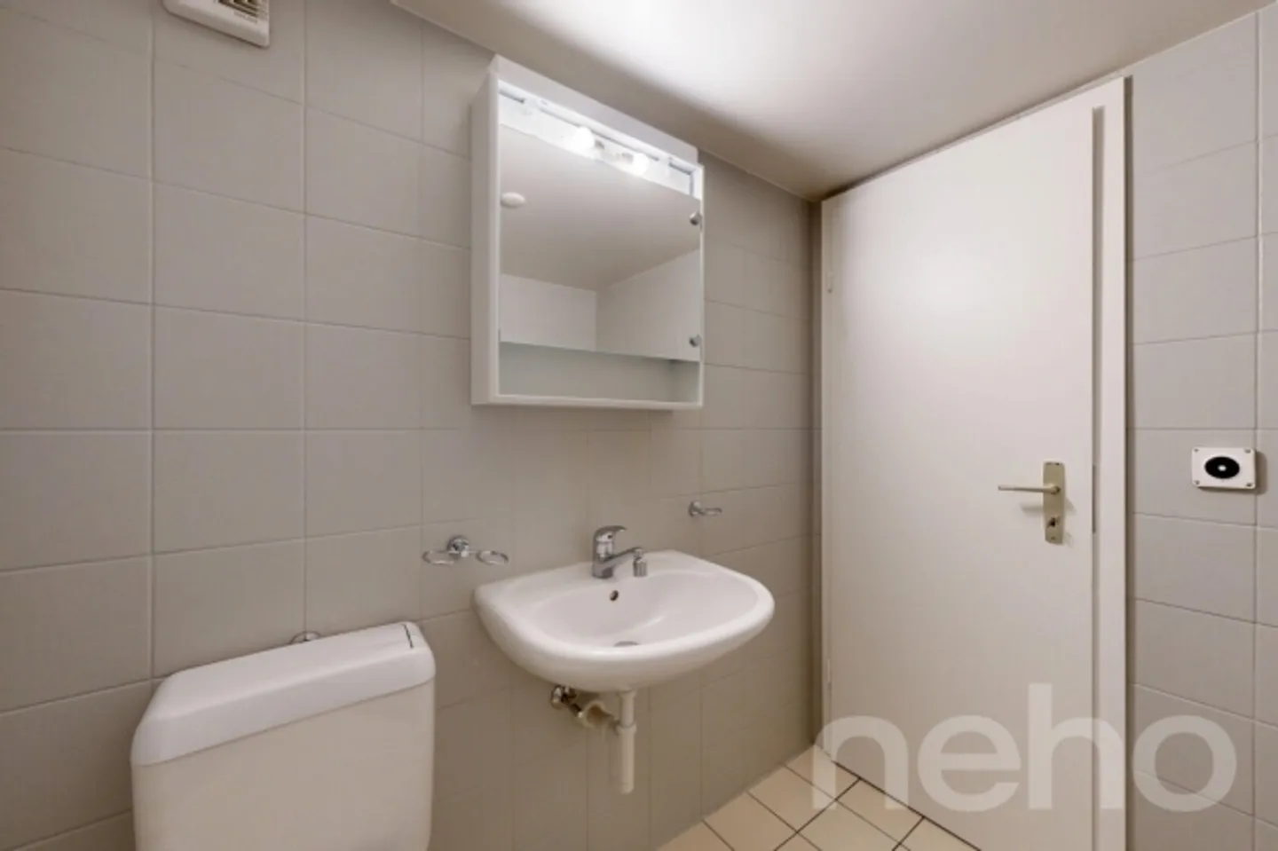 Exclusive renovated triplex of 3.5 rooms in the center of Bex - Photo 8 of 12