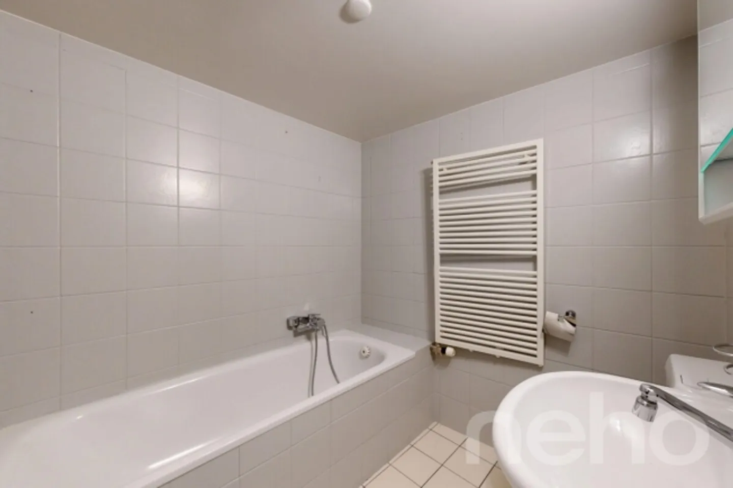 Exclusive renovated triplex of 3.5 rooms in the center of Bex - Photo 9 of 12