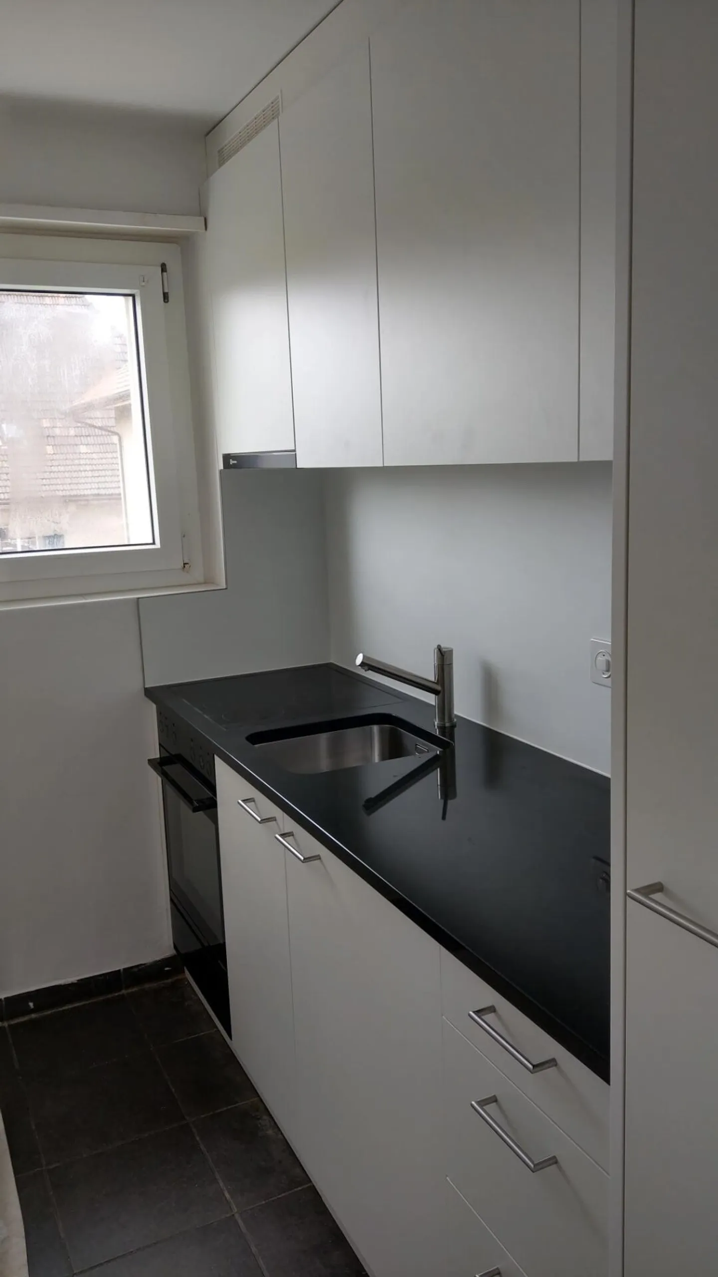 Partially renovated 3.5-room apartment in the middle of Biel for rent - Photo 2 of 6