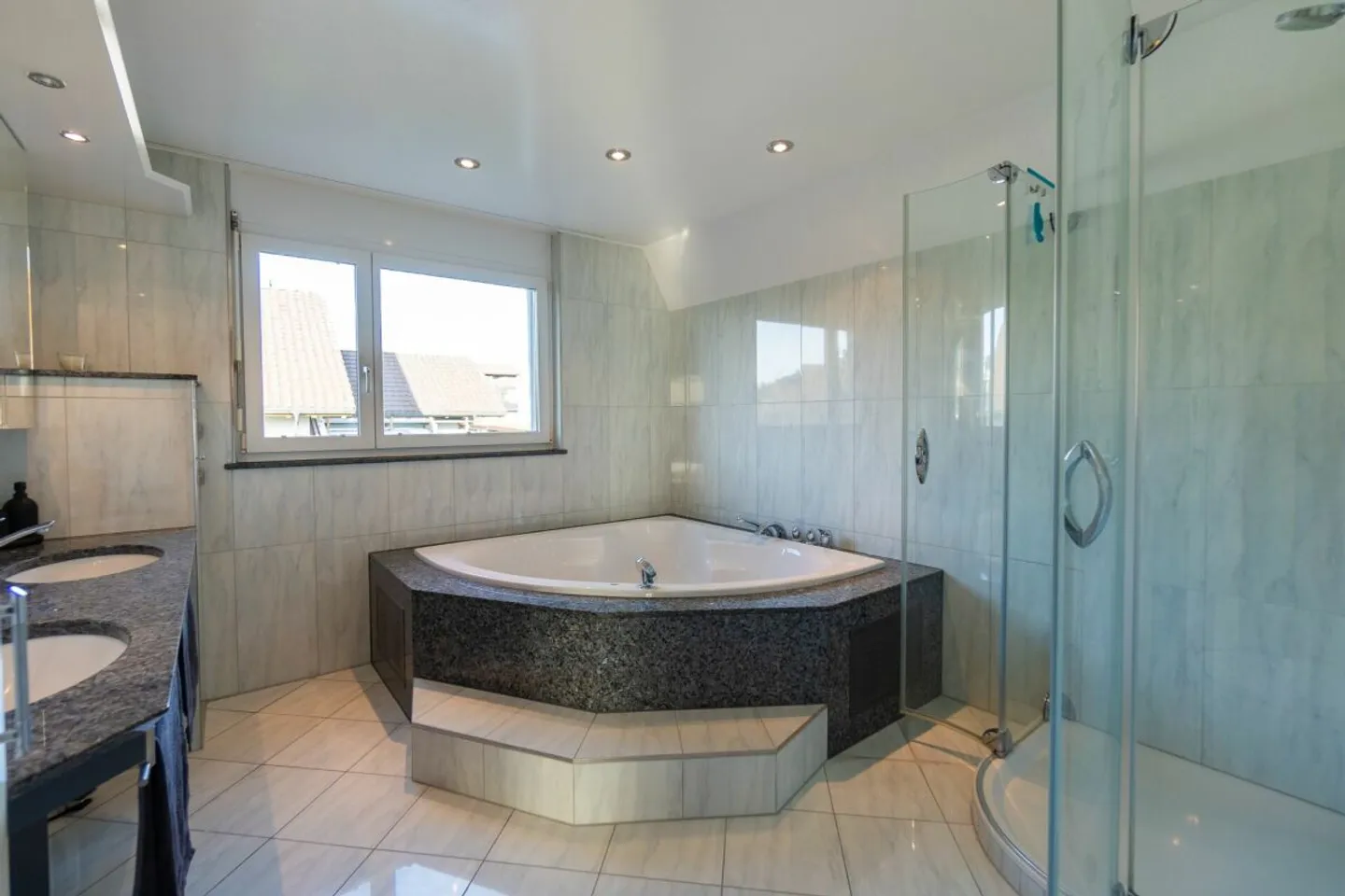 *RESERVIERT* Exklusives Designerhaus mit Einzigartiger Architektur und Modernstem Komfort - Foto 9 von 12