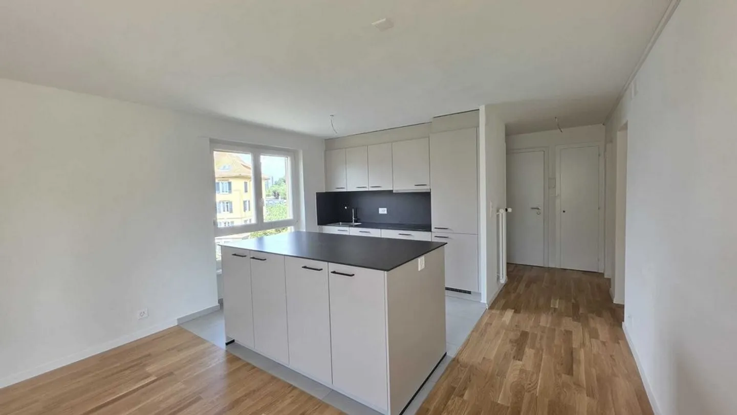 Superbe appartement 4 pièces, entièrement rénové, avec balcon - Photo 2 sur 10