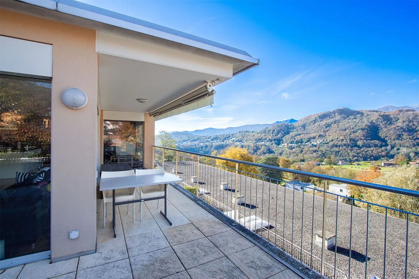 Penthouse ensoleillé dans une résidence avec piscine, salle de sport et sauna - Photo 2 sur 13