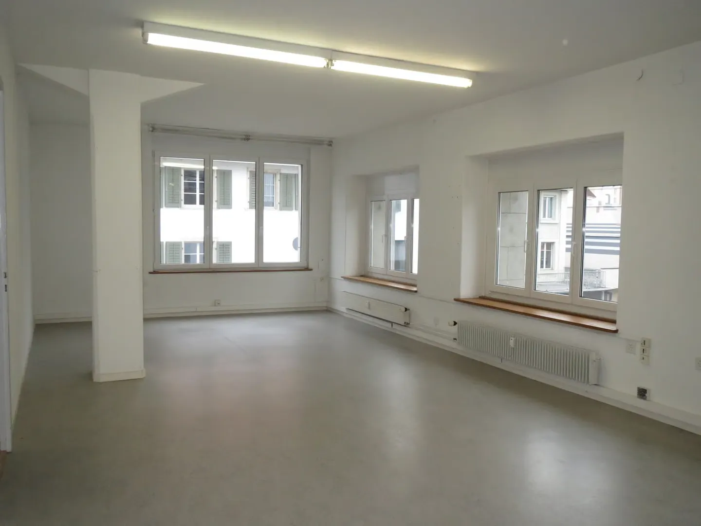 Bright office for rent - Photo 1 of 2
