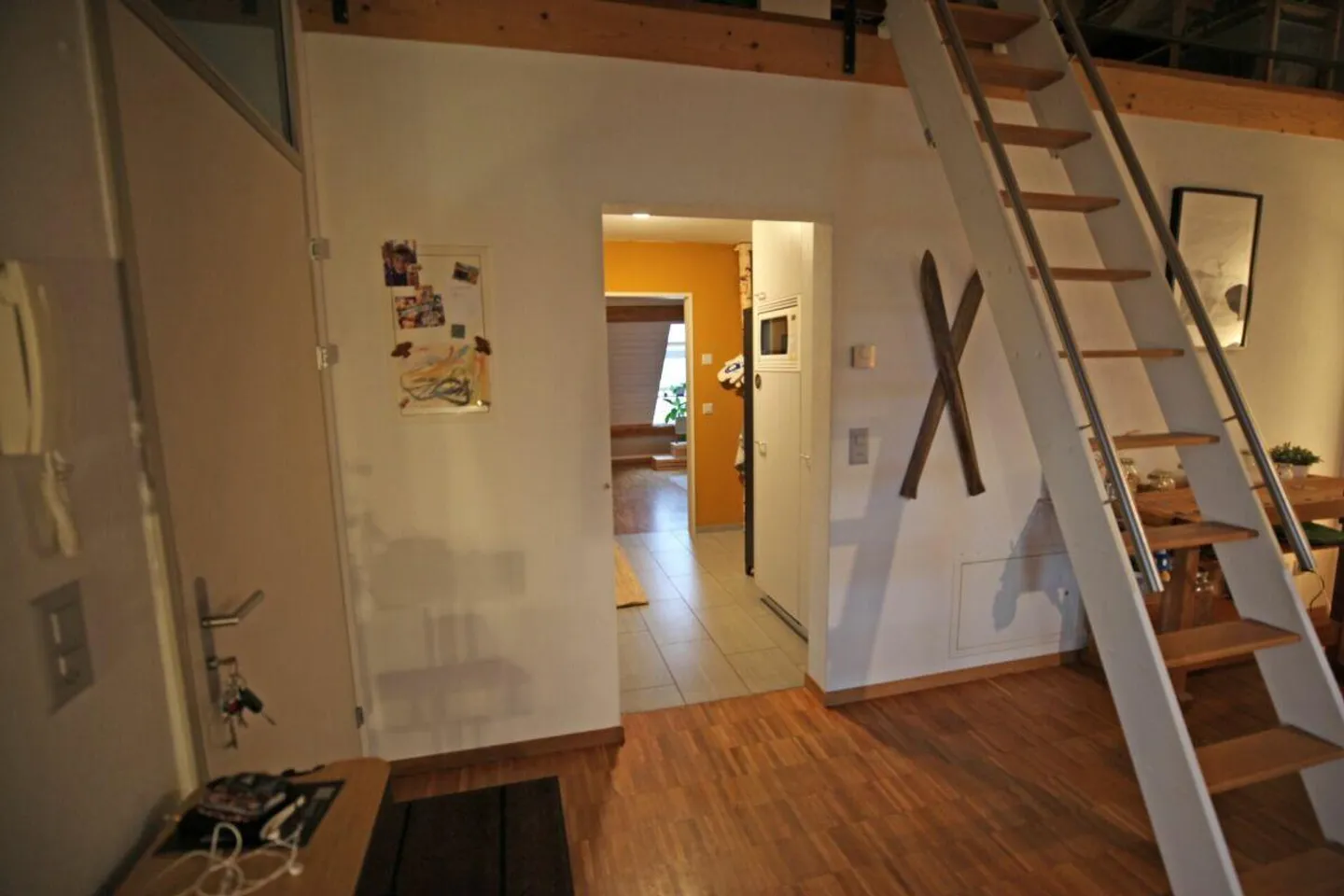 Appartamento mansardato elegante di 2,5 stanze in una fattoria ristrutturata - Foto 3 di 10