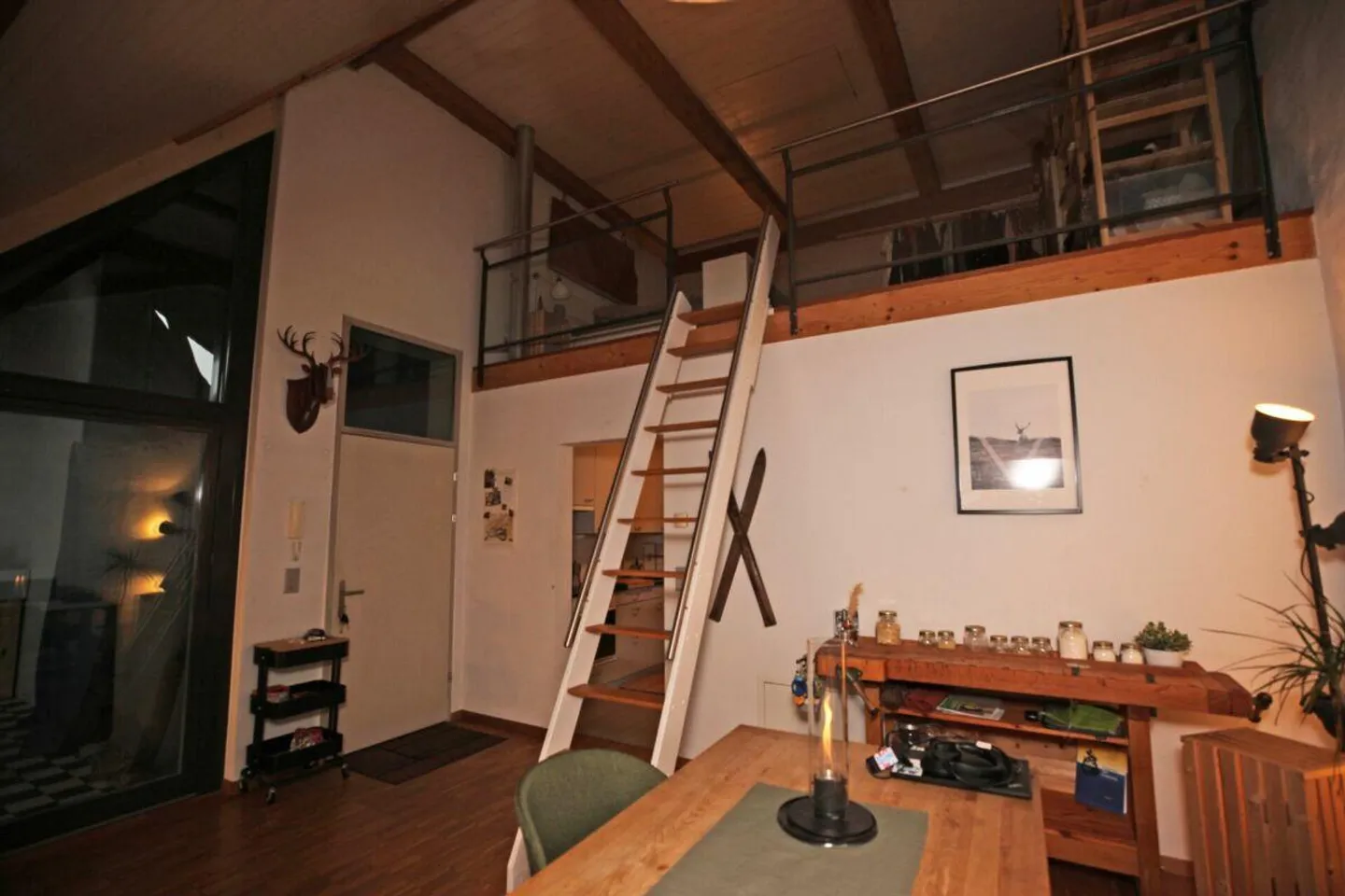 Appartamento mansardato elegante di 2,5 stanze in una fattoria ristrutturata - Foto 4 di 10