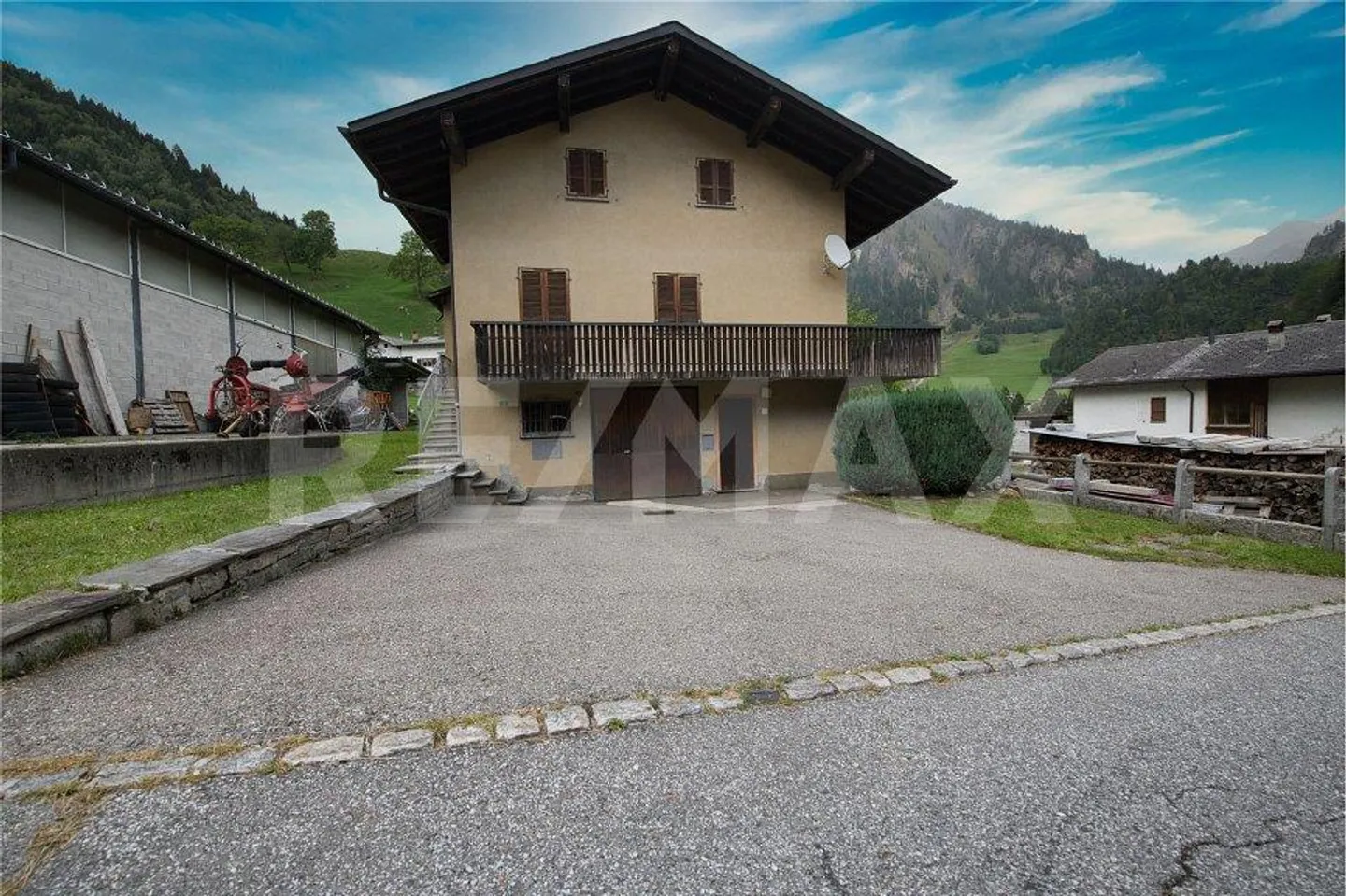 Haus mit drei Wohnungen - Foto 3 von 13