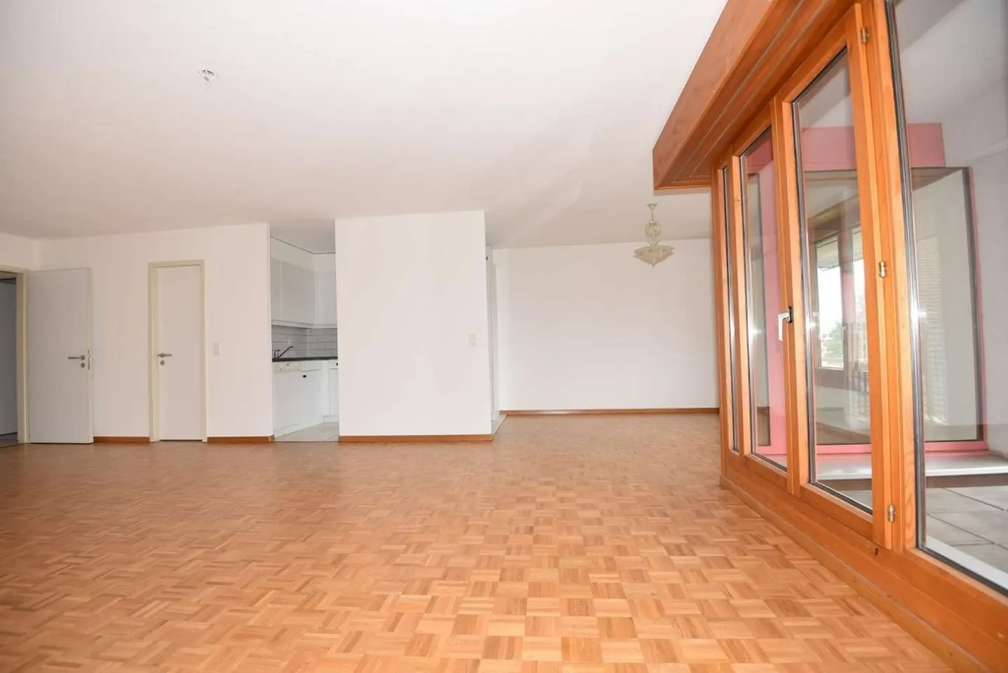 Beautiful 3-room apartment with 102 m2 and balcony - Photo 3 of 12