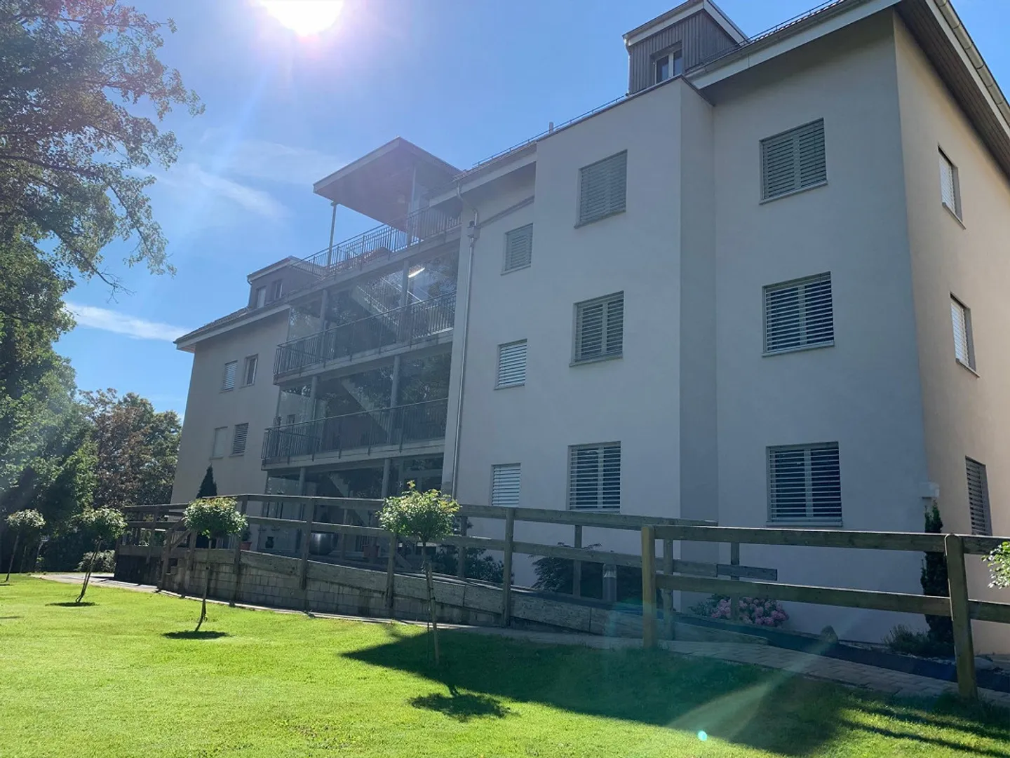 Large Sunny Penthouse Apartments! - Photo 4 of 12