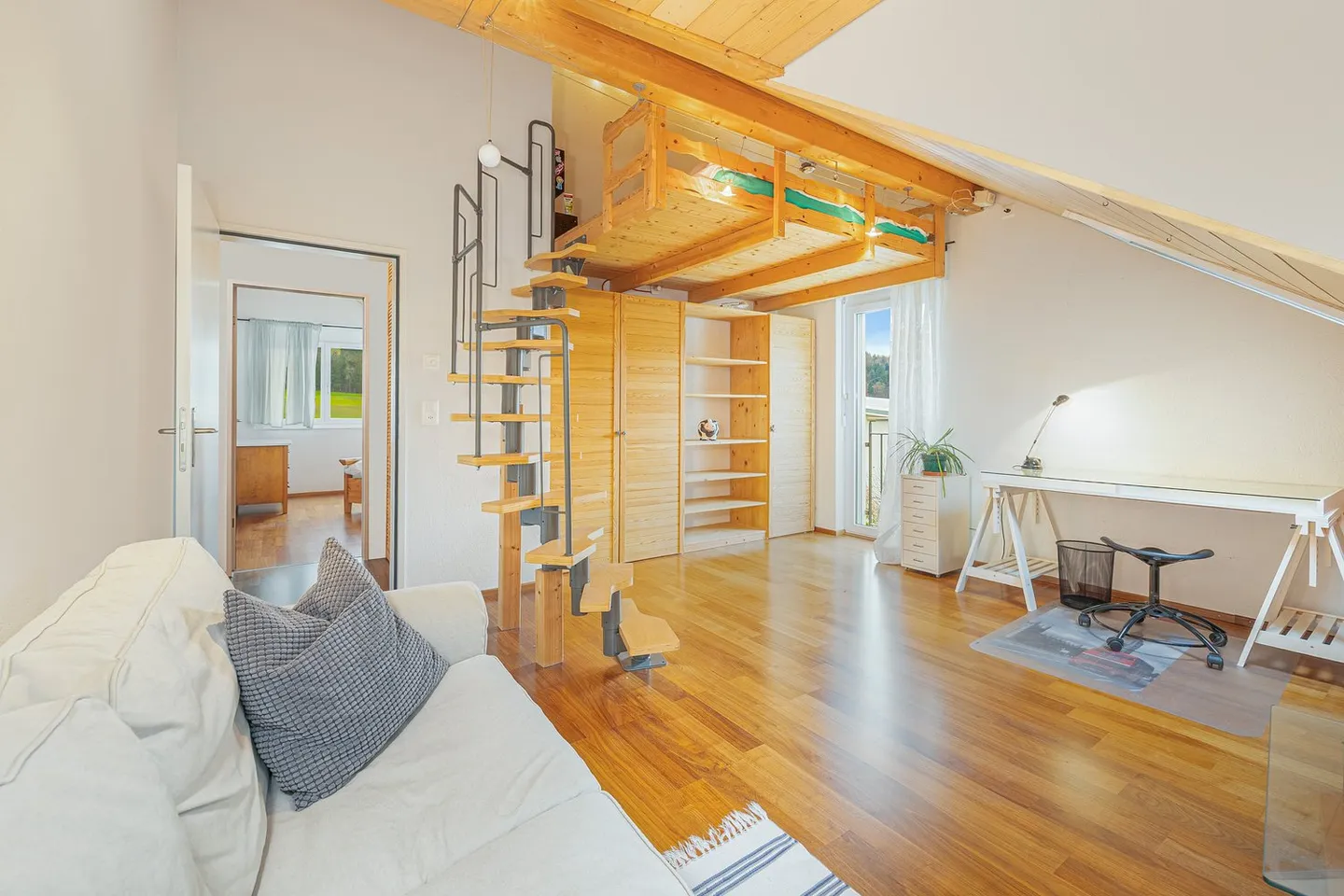 6.5-Zimmer-Doppel-Einfamilienhaus mit 4-5er-Garage und Autolift - Foto 8 von 18