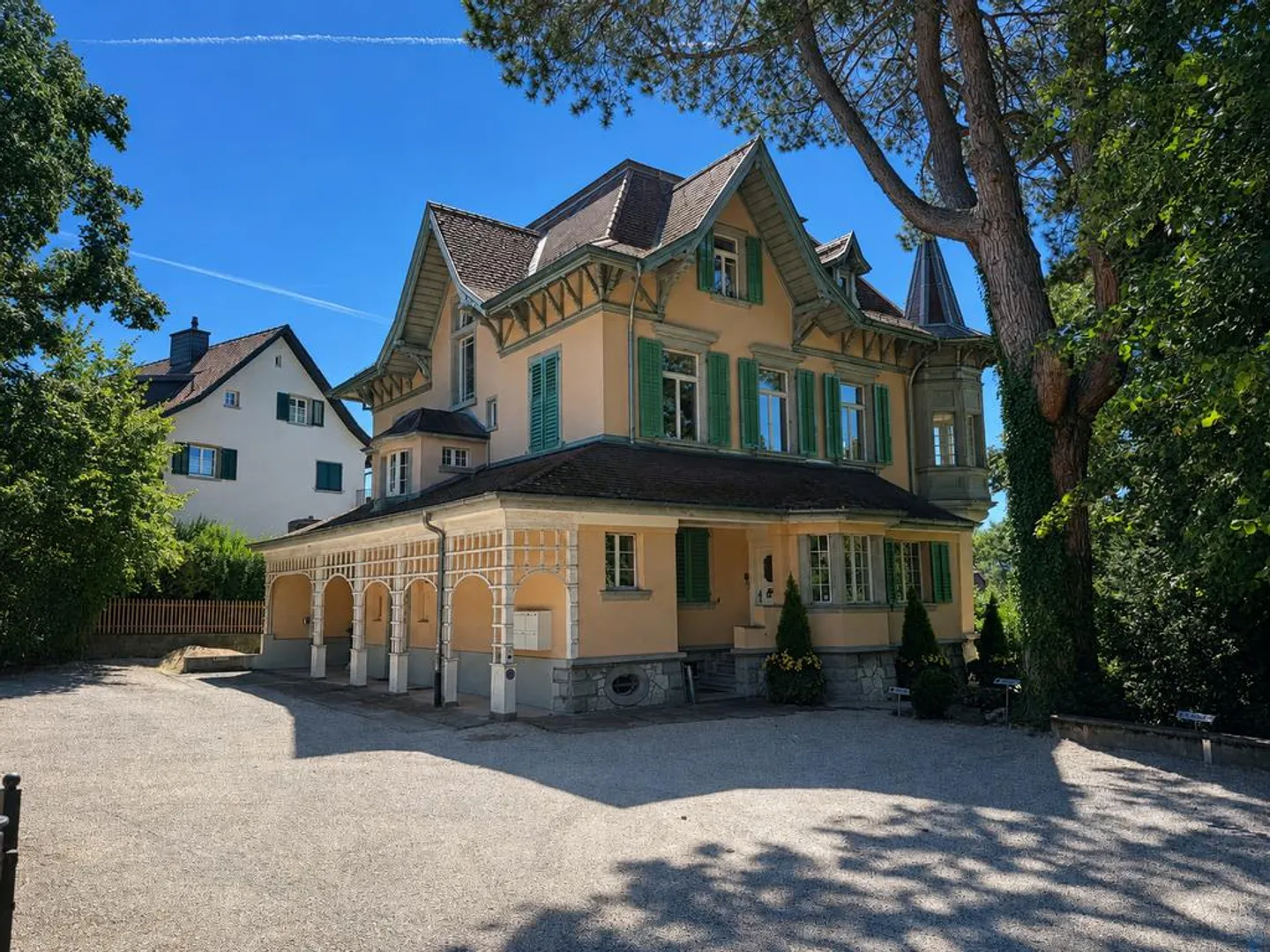 Uffici eleganti in una villa caratteristica nel cuore di Zollikon - Foto 1 di 3
