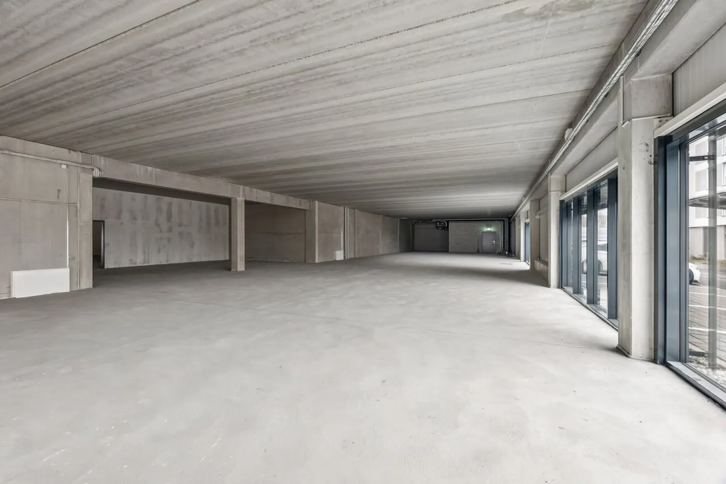 Versatile commercial space in shell construction in an excellently developed location - Photo 4 of 6