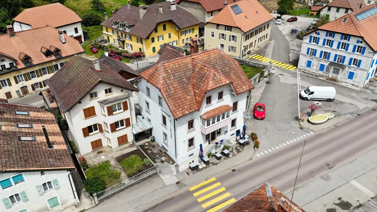 Insieme di 2 edifici con ristorante e 5 appartamenti, rendimento netto 5% - Foto 1 di 8