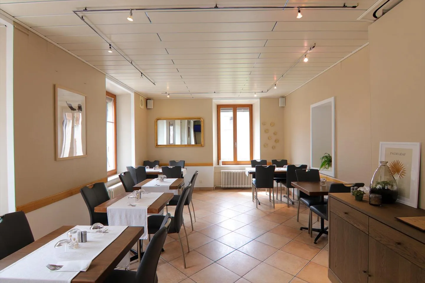 Insieme di 2 edifici con ristorante e 5 appartamenti, rendimento netto 5% - Foto 2 di 8