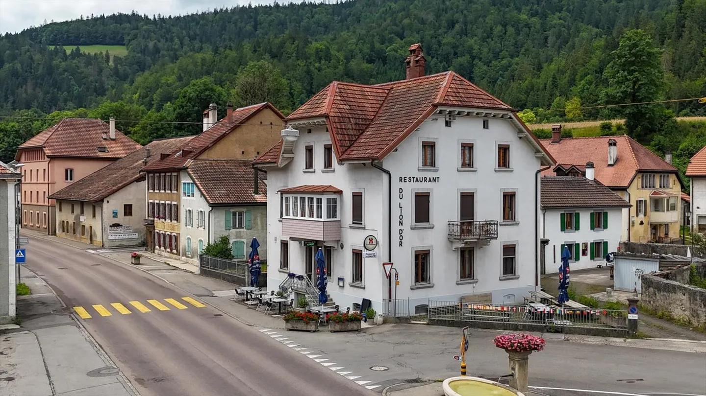 Insieme di 2 edifici con ristorante e 5 appartamenti, rendimento netto 5% - Foto 8 di 8