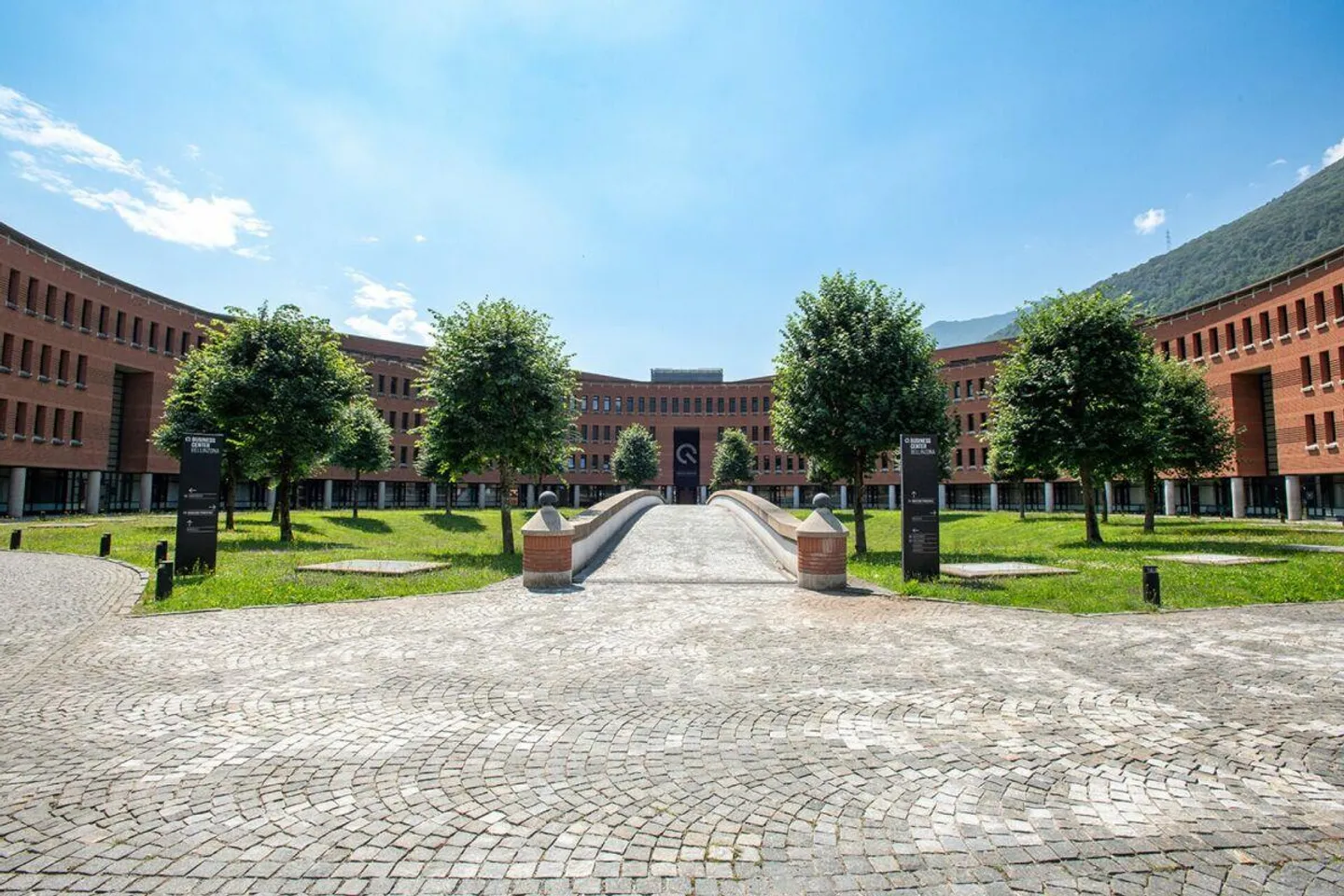 Offices of various sizes, divisible, in a functional and prestigious location - Photo 2 of 17