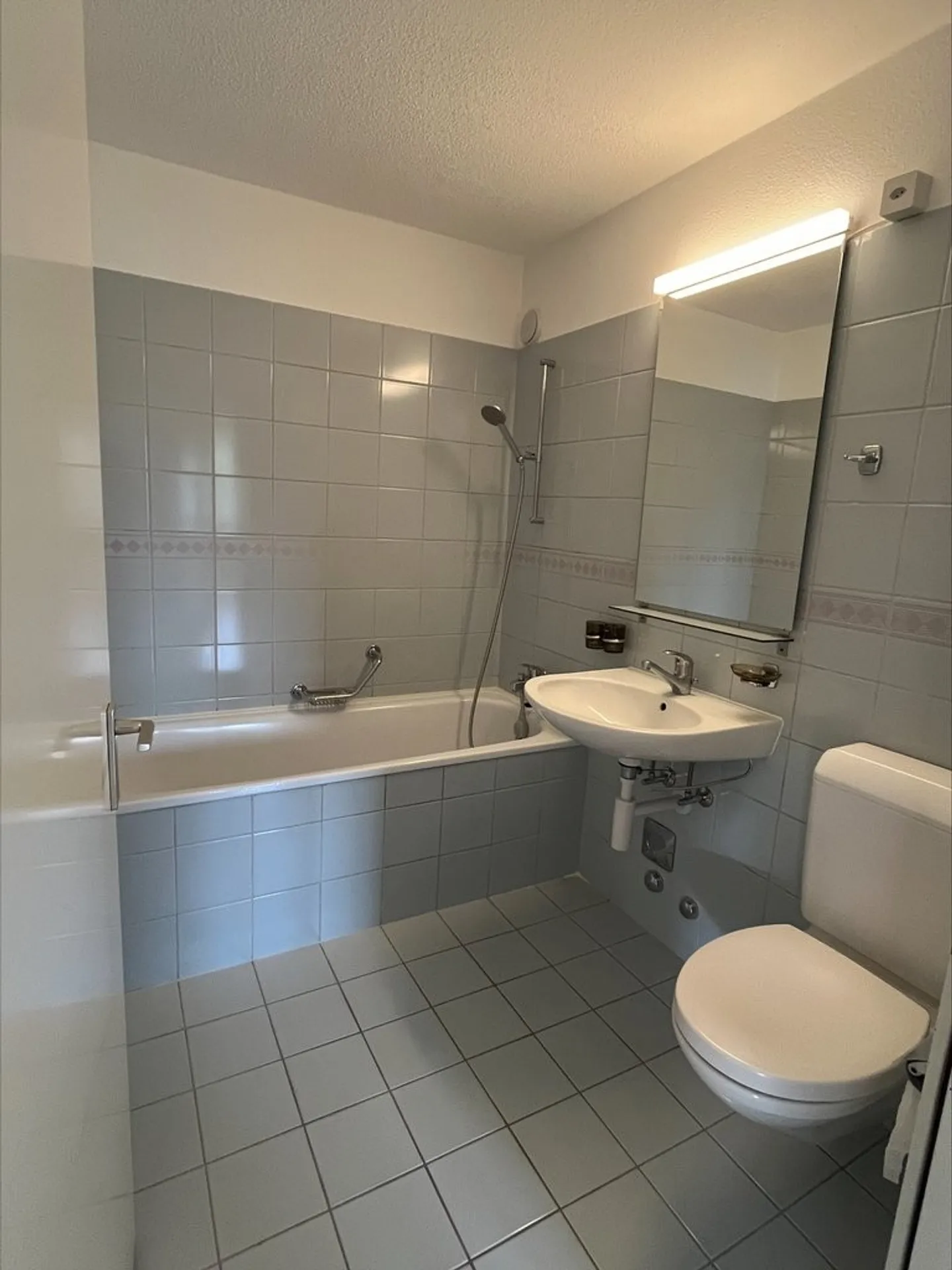 Move in complete serenity thanks to the first net rent offered - Photo 5 of 11