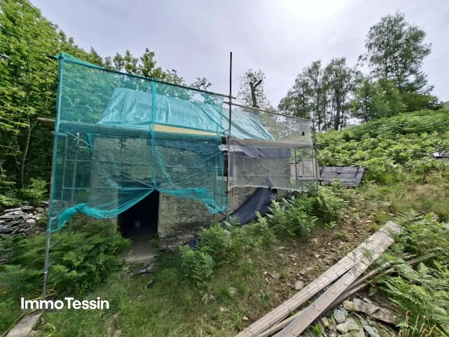 Rustico authentique dans un emplacement isolé calme avec vue dégagée sur les montagnes et 3000 m2 de terrain ainsi qu'un projet d'extension approuvé - Photo 4 sur 10
