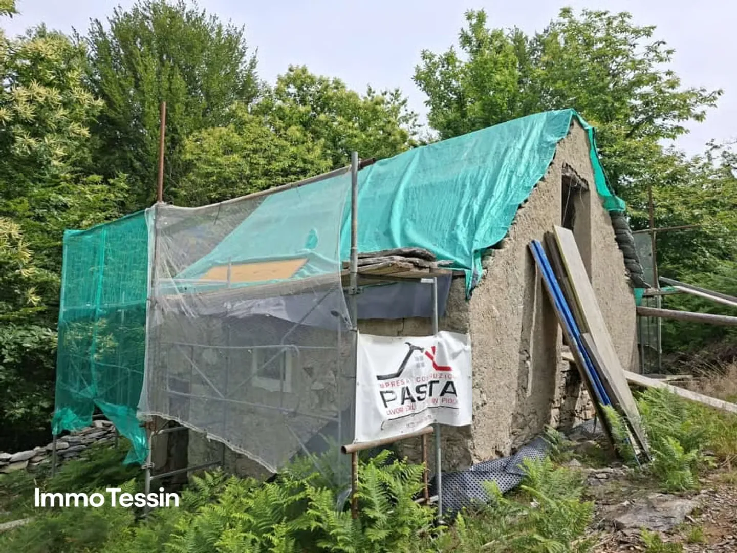 Rustico authentique dans un emplacement isolé calme avec vue dégagée sur les montagnes et 3000 m2 de terrain ainsi qu'un projet d'extension approuvé - Photo 5 sur 10
