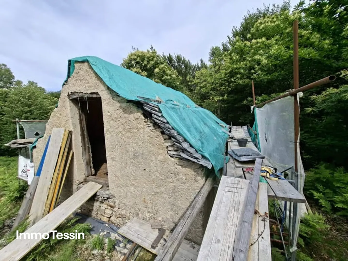 Rustico authentique dans un emplacement isolé calme avec vue dégagée sur les montagnes et 3000 m2 de terrain ainsi qu'un projet d'extension approuvé - Photo 6 sur 10