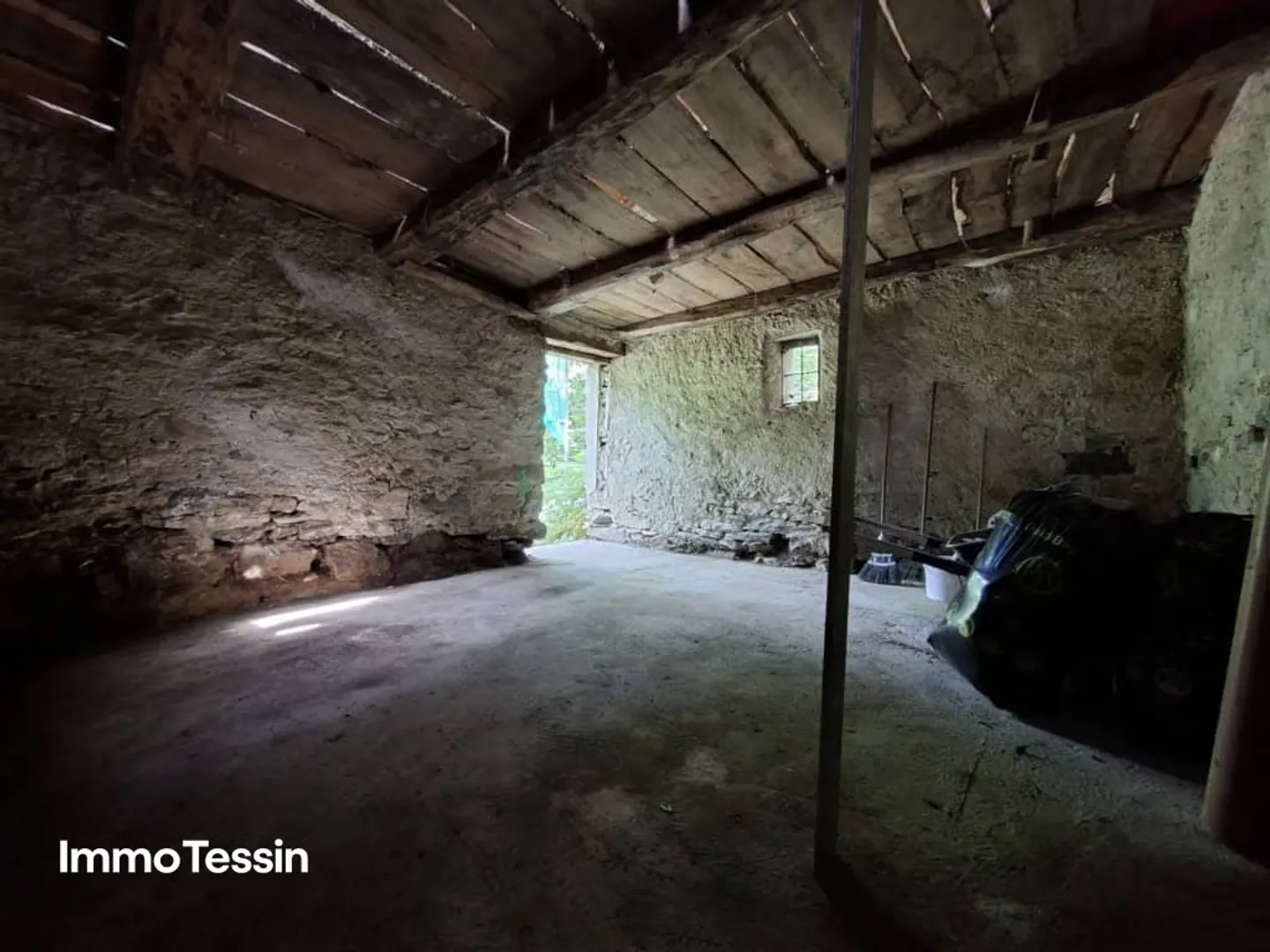 Rustico authentique dans un emplacement isolé calme avec vue dégagée sur les montagnes et 3000 m2 de terrain ainsi qu'un projet d'extension approuvé - Photo 7 sur 10