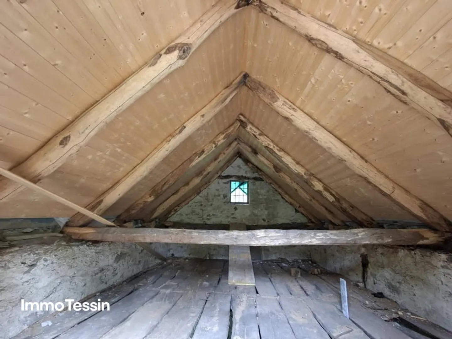 Rustico authentique dans un emplacement isolé calme avec vue dégagée sur les montagnes et 3000 m2 de terrain ainsi qu'un projet d'extension approuvé - Photo 8 sur 10