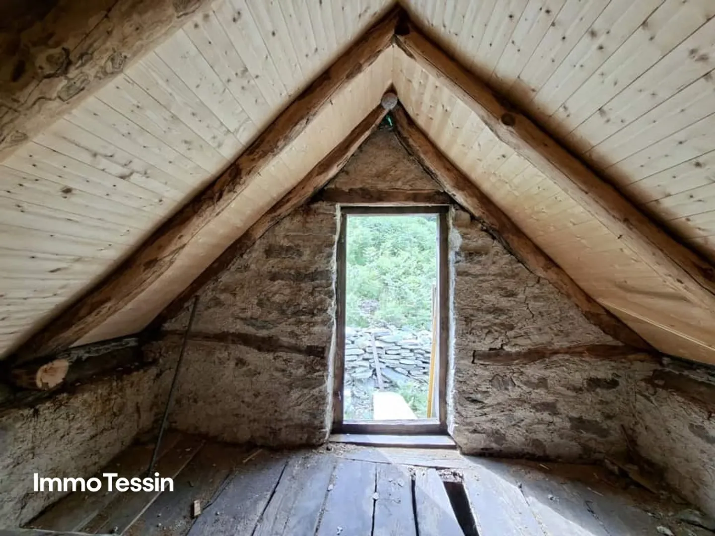 Rustico authentique dans un emplacement isolé calme avec vue dégagée sur les montagnes et 3000 m2 de terrain ainsi qu'un projet d'extension approuvé - Photo 9 sur 10