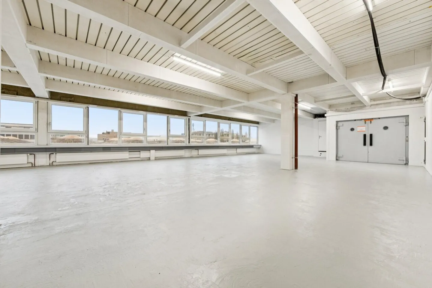 Commercial space or studio with office and production area - Photo 2 of 11