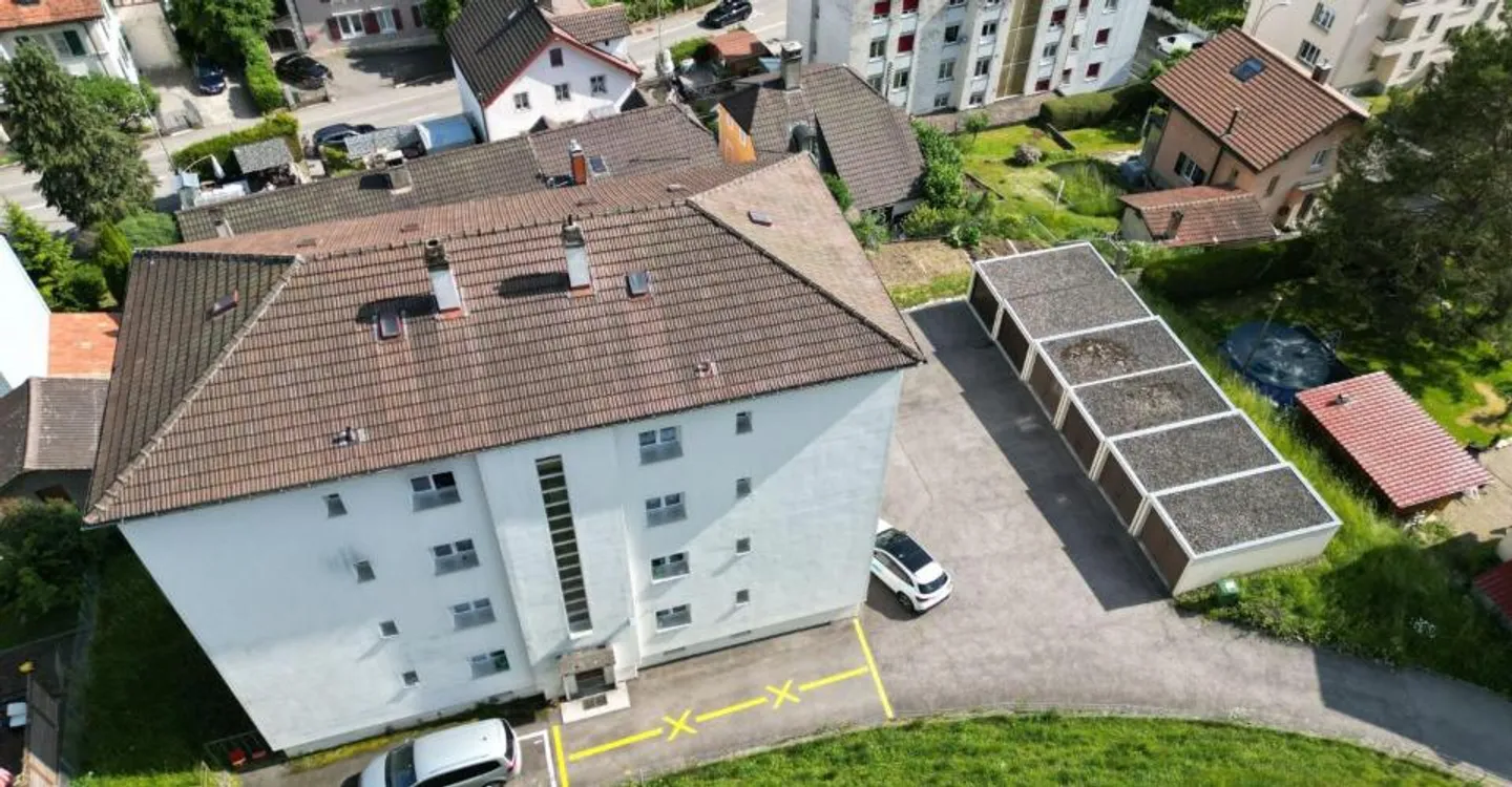 St-Imier, Gebäude 8 Wohnungen, 6 Garagen - 5,7% Rendite - vollständig vermietet - Foto 2 von 5